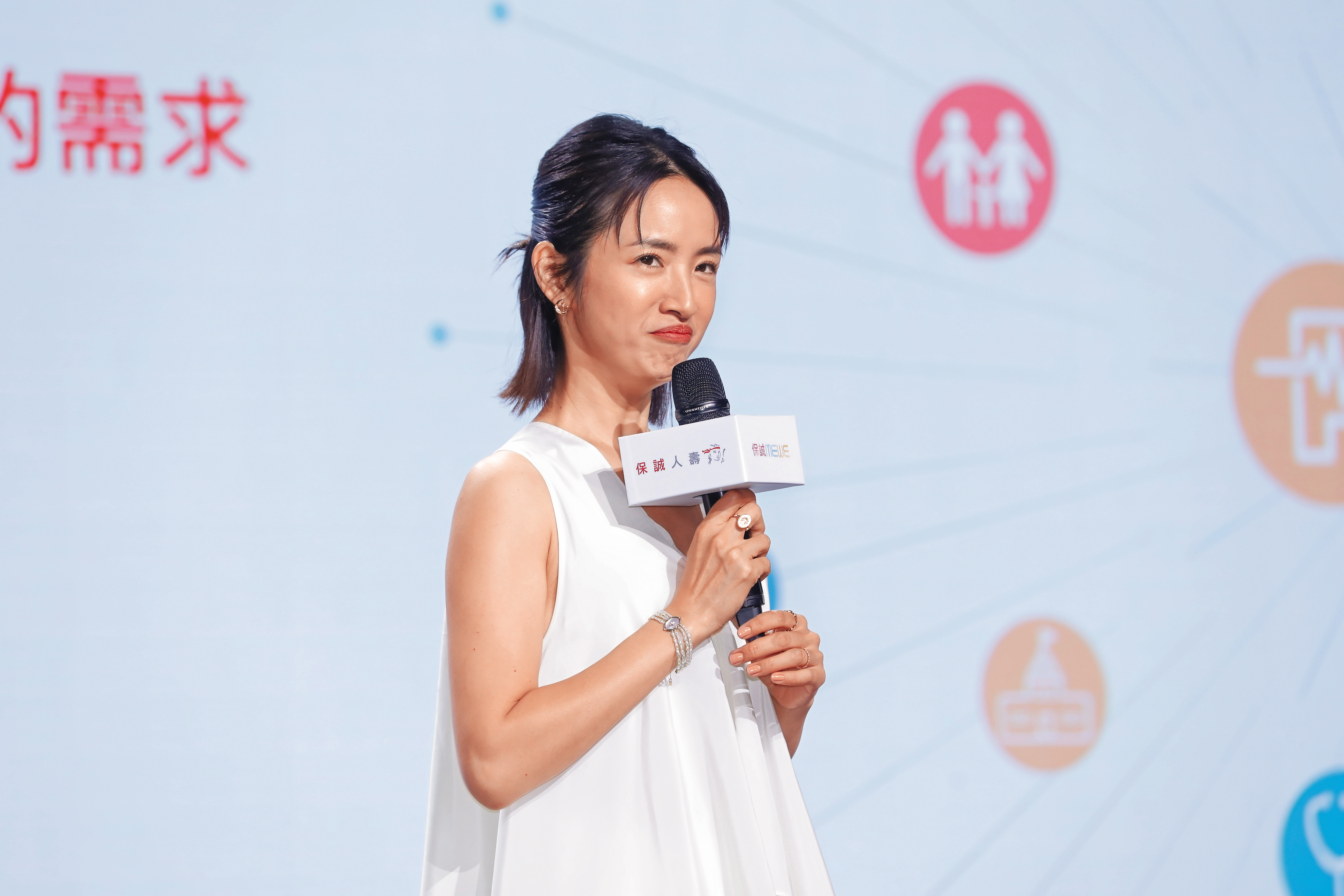 林依晨在「成都人風波」後首度現身，招牌嘟嘴表情又來了。