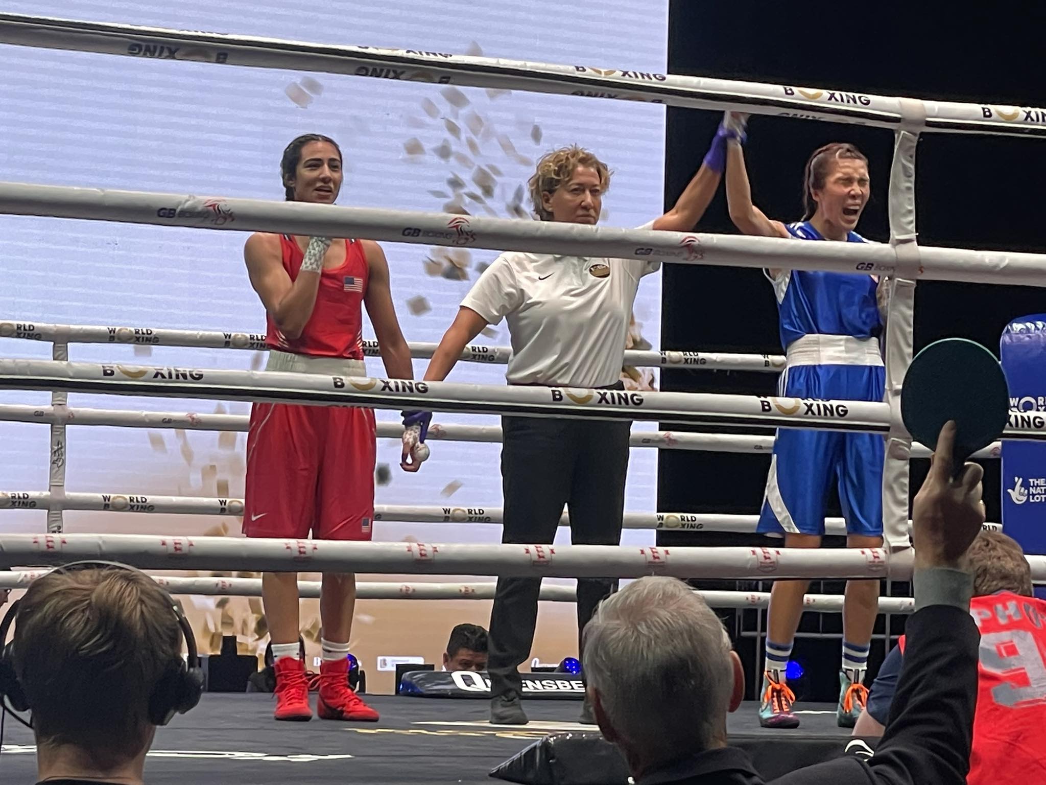 黃筱雯在拳擊世錦賽女子54公斤級金牌戰中，以4比1擊敗美國好手佩芮茲，奪下個人第3面世錦賽金牌。（翻攝自中華民國拳擊協會臉書）