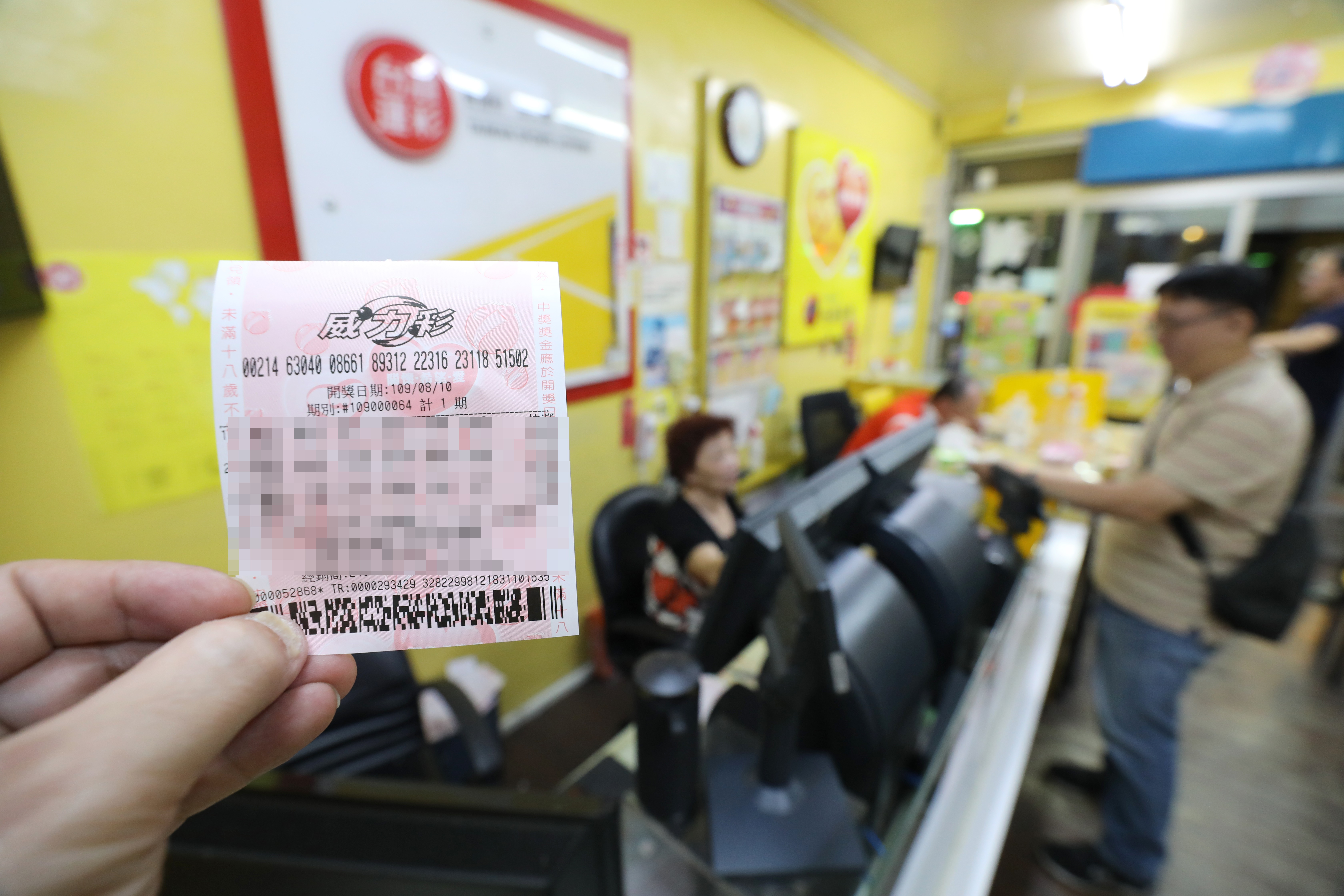 第四屆公益彩券將在本月停止發行，最後一期威力彩將在明（28日）開獎，頭獎上看2.2億元，若沒人中頭獎，獎金將全數分配給二獎。（本刊資料照）