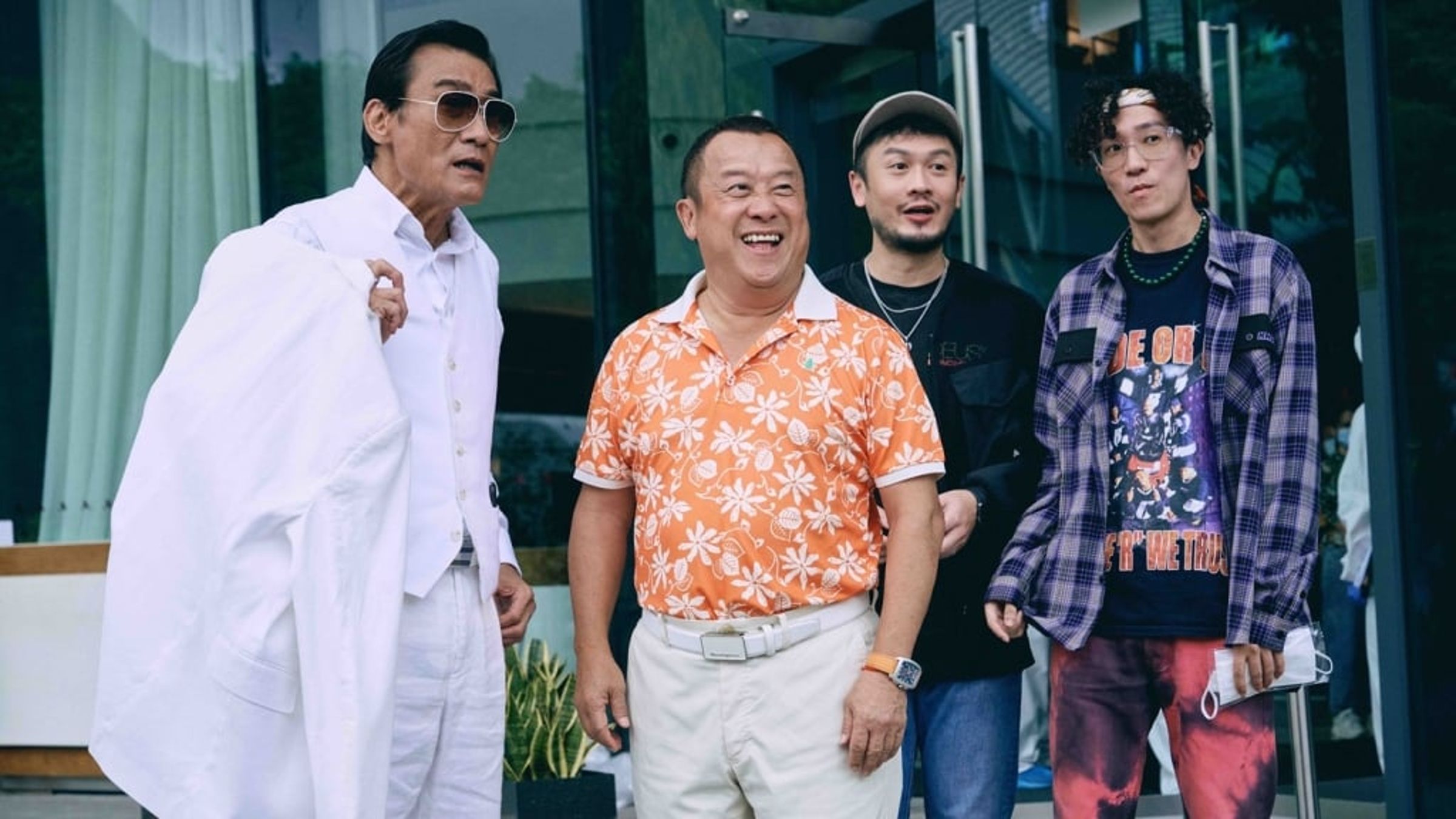 包括梁家輝、吳鎮宇、曾志偉等多位影帝集合，拍攝抗疫電影《總是有愛在隔離》，讓電影技術人員有工可開。（網路圖片）