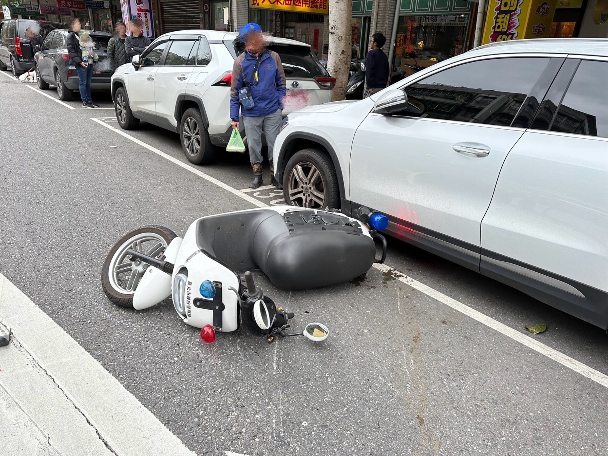 員警遭追撞倒地,警用電動機車也有毀損。(翻攝畫面)