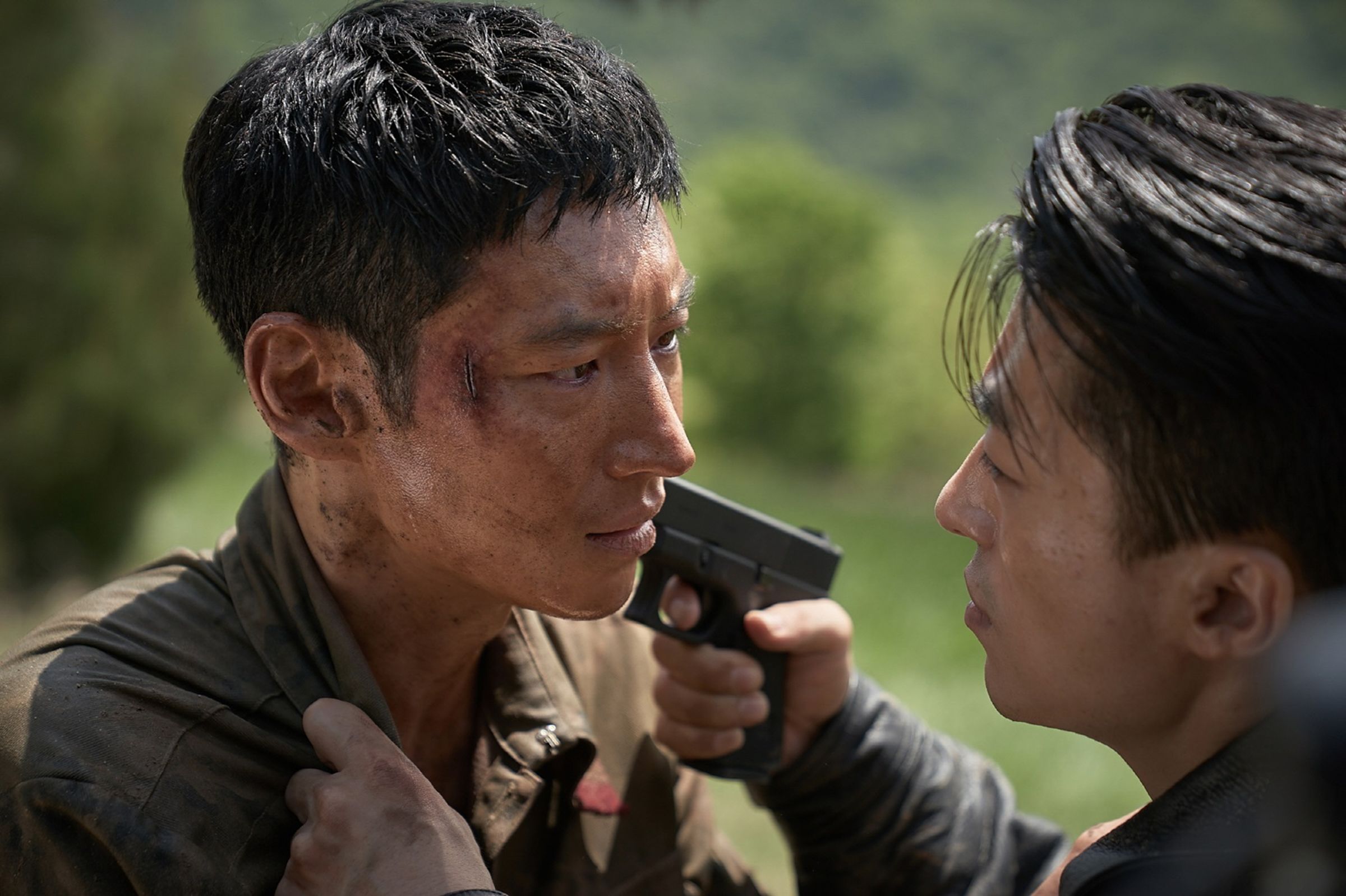 李帝勳（左）與具教煥主演新片《絕地逃生》是今年第3部韓國突破2百萬觀影人次的韓國電影。（車庫提供）