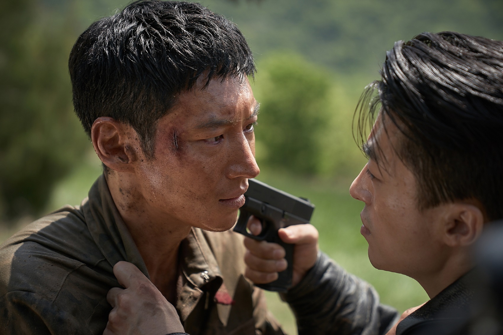 李帝勳（左）與具教煥主演新片《絕地逃生》是今年第3部韓國突破2百萬觀影人次的韓國電影。（車庫提供）
