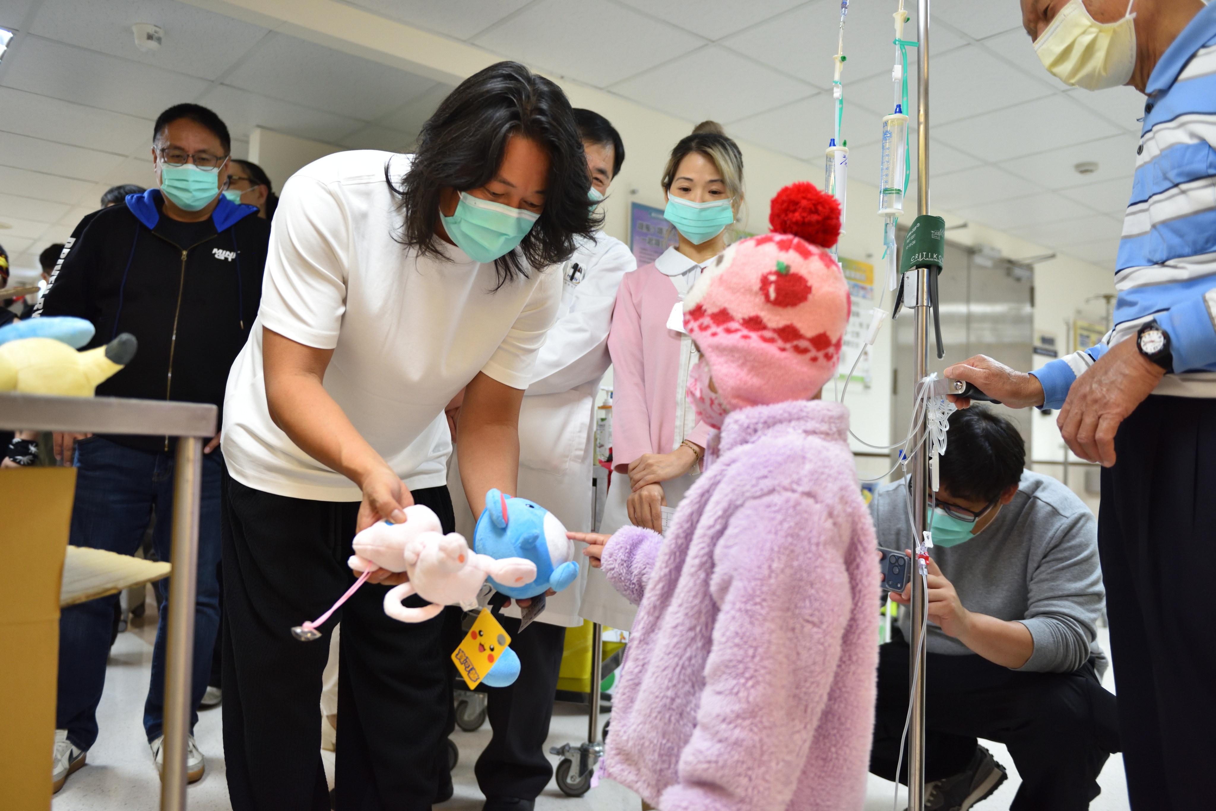 「韓哥」姜成鎬今現身馬偕兒童醫院，為住院病童帶來驚喜。（馬偕醫院提供）