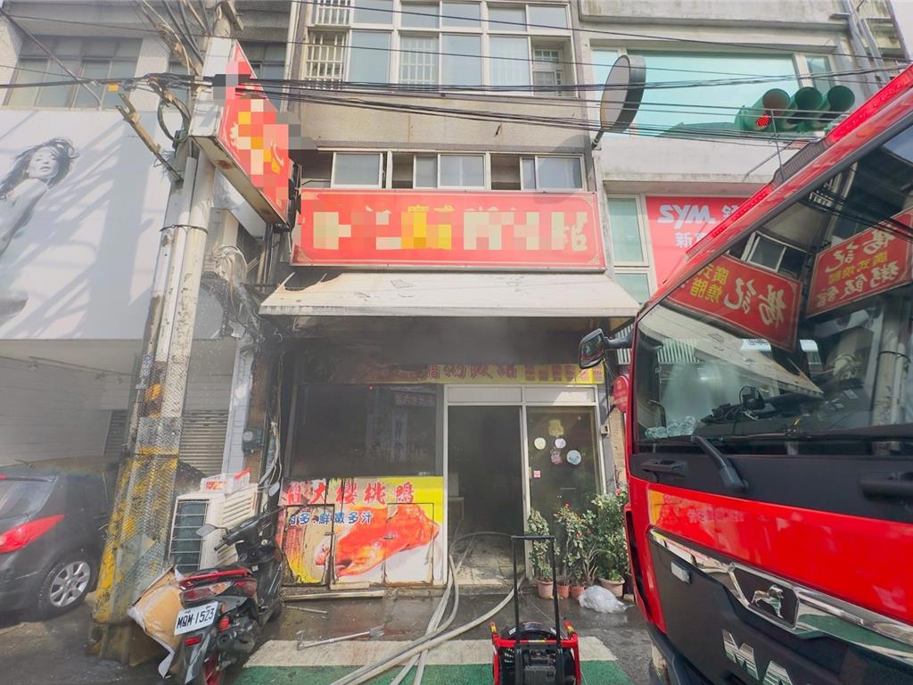 中壢老字號楊記燒臘店上個月傳出火警，楊姓老闆被救出時沒有生命跡象，經送醫搶救與死神搏鬥10天，近日仍宣告不治，消息傳開老顧客紛紛留言哀悼。（翻攝畫面）