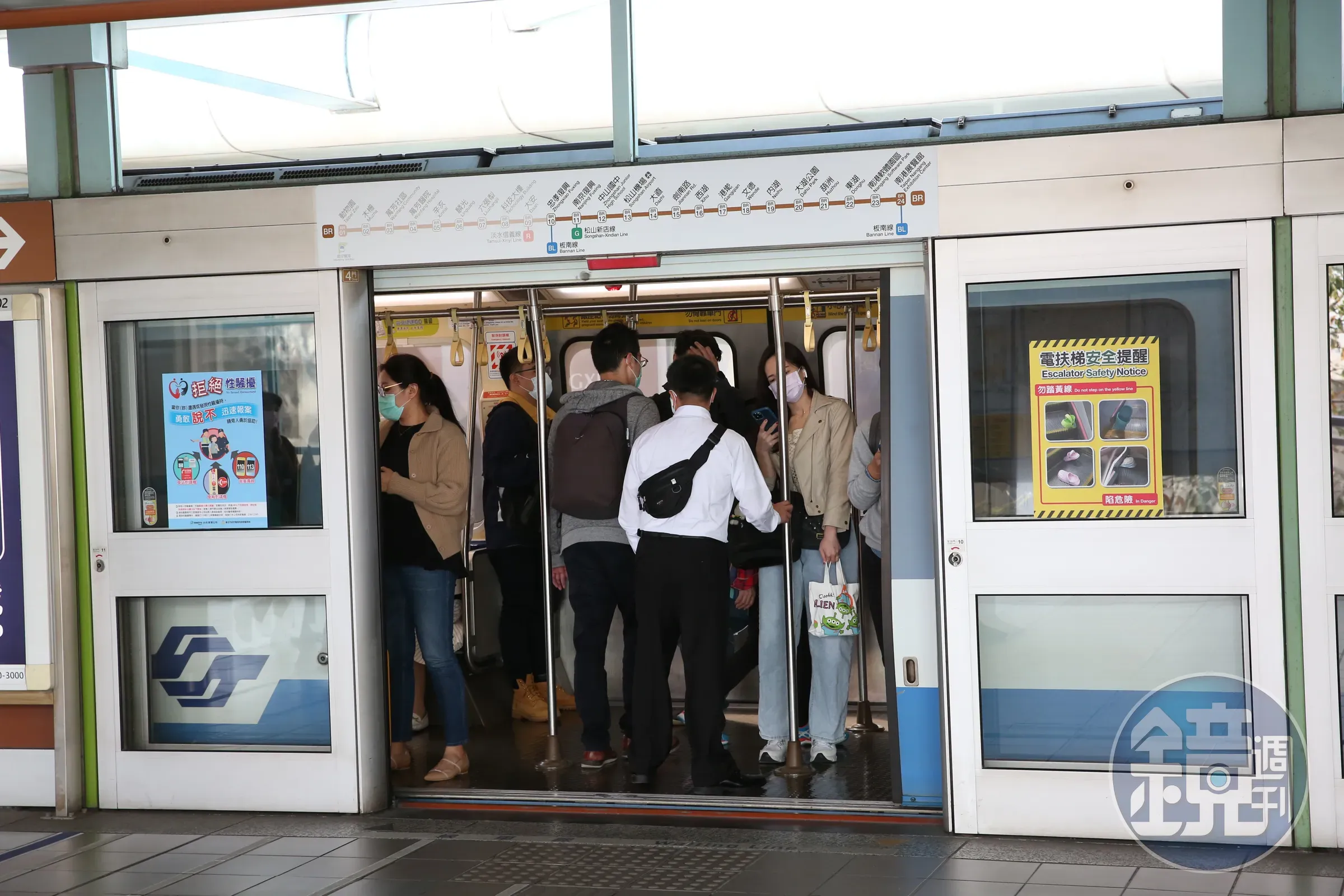北捷近期更換淡水捷運線的車廂內螢幕，方便旅客掌握到站資訊。（本刊資料照）