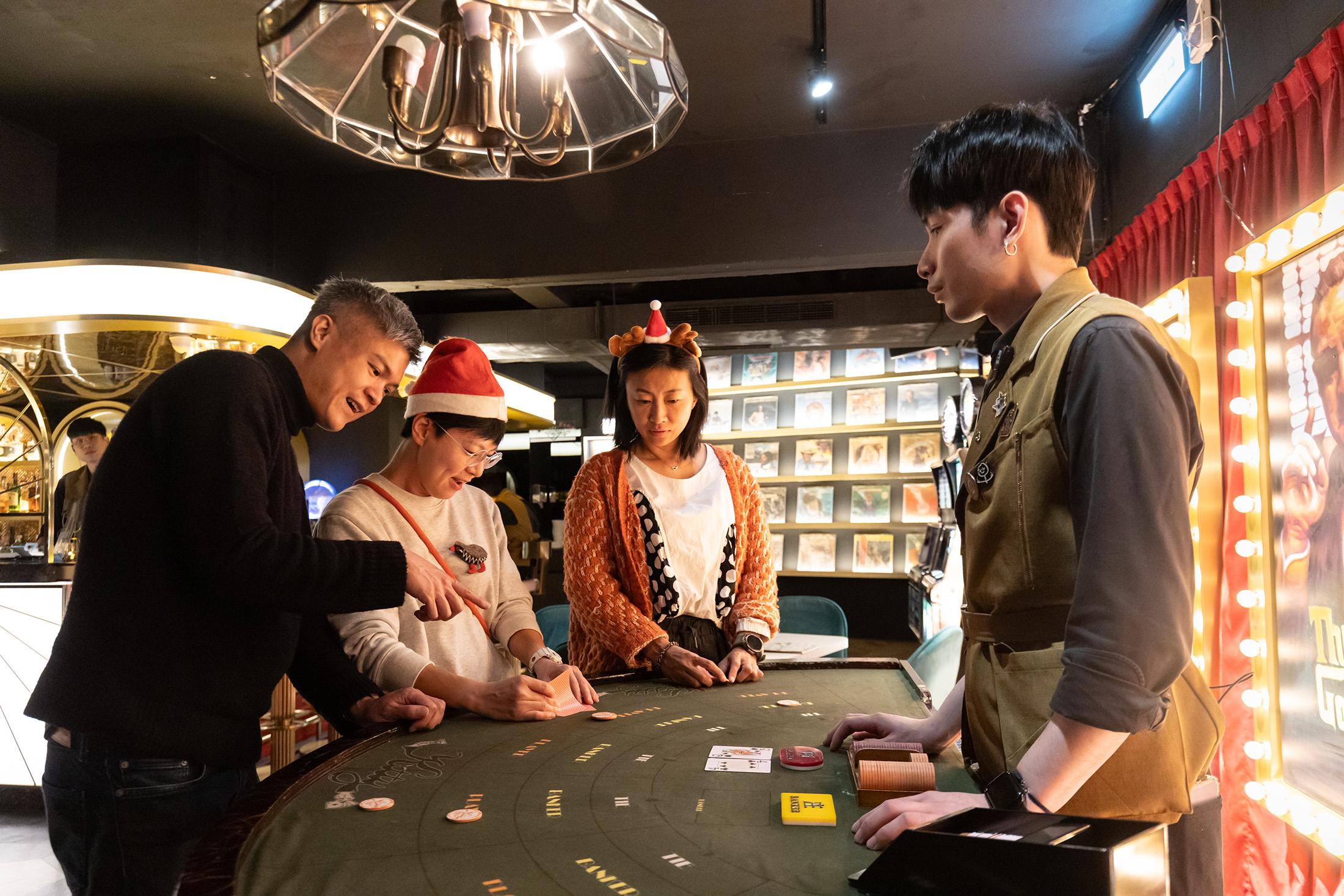 每晚9點，餐廳會舉辦百家樂遊戲，等待開牌時刺激又緊張的心情，把氣氛推向最高潮，贏家可獲得1杯調酒。