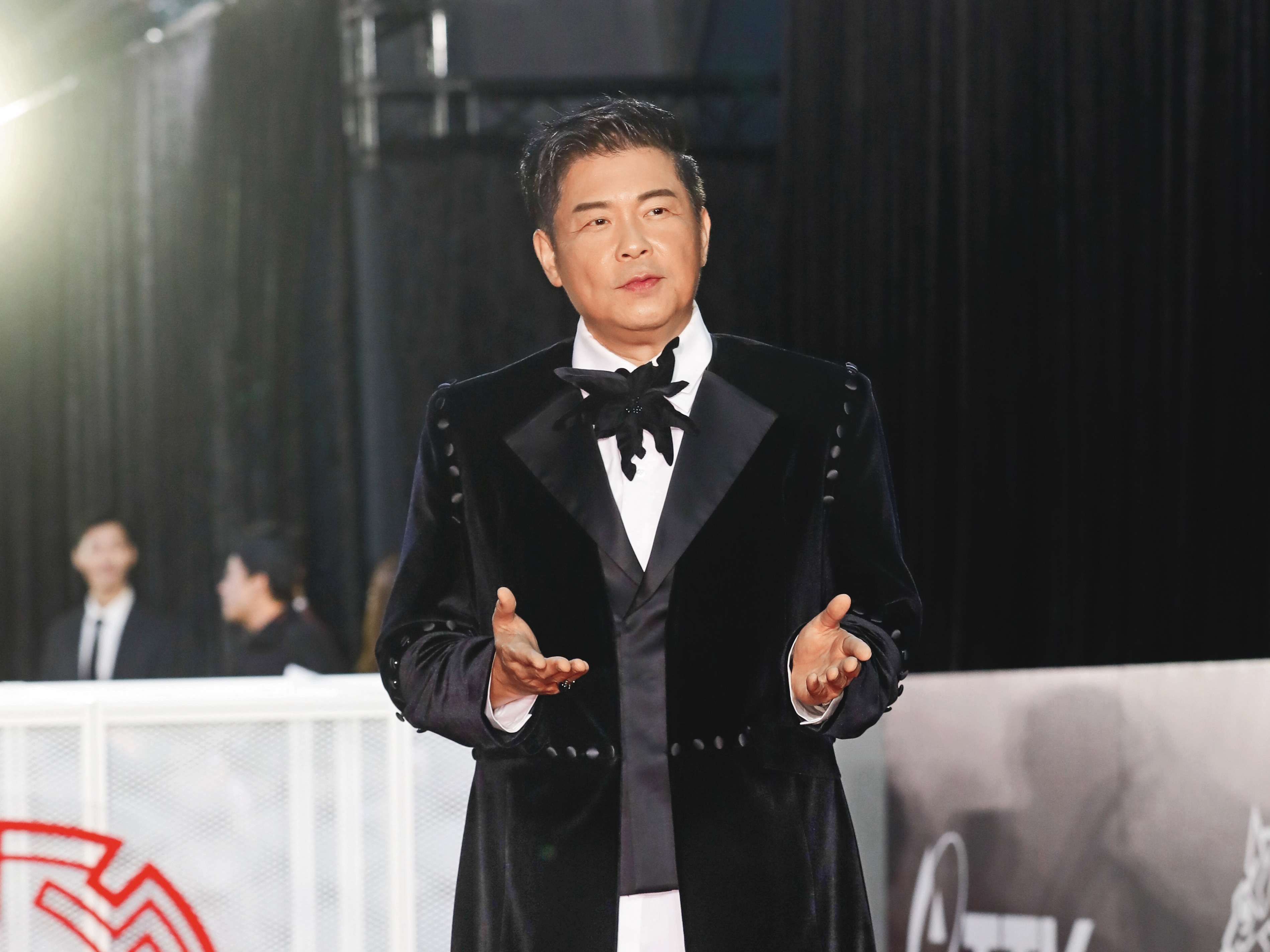 曾國城因疑似力挺黃子佼復出而遭到炎上，接連丟了代言及主持棒，更是惹得一身腥。