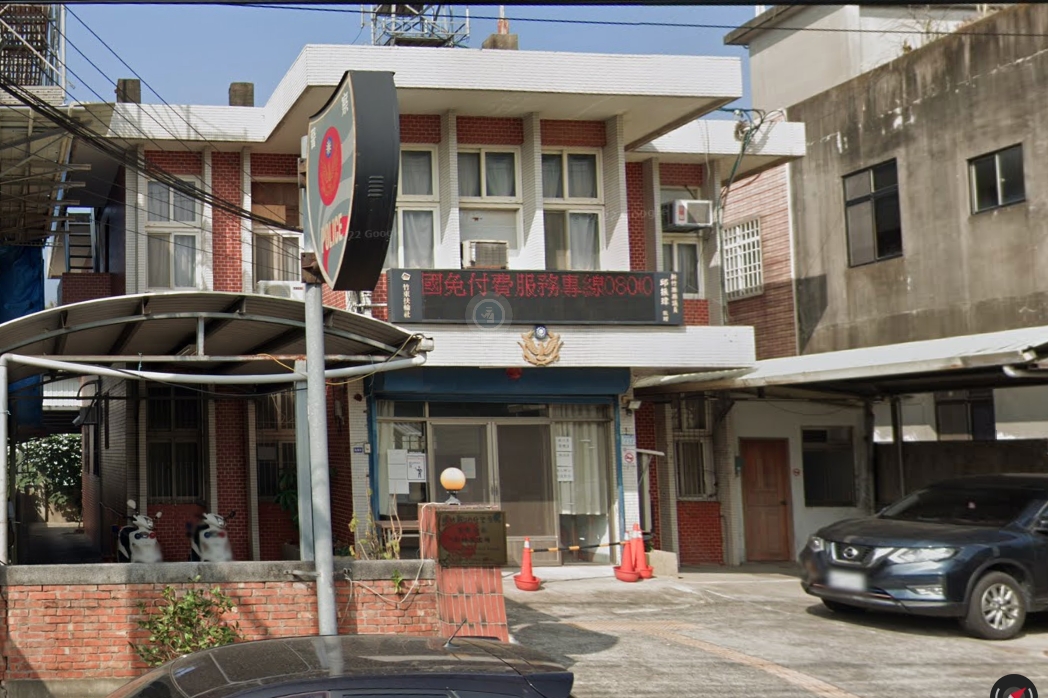 林男為家中獨子，其父是2線4星警官，平時個性樂觀，難讓人相信竟會輕生，圖為新城派出所。（翻攝自google maps）