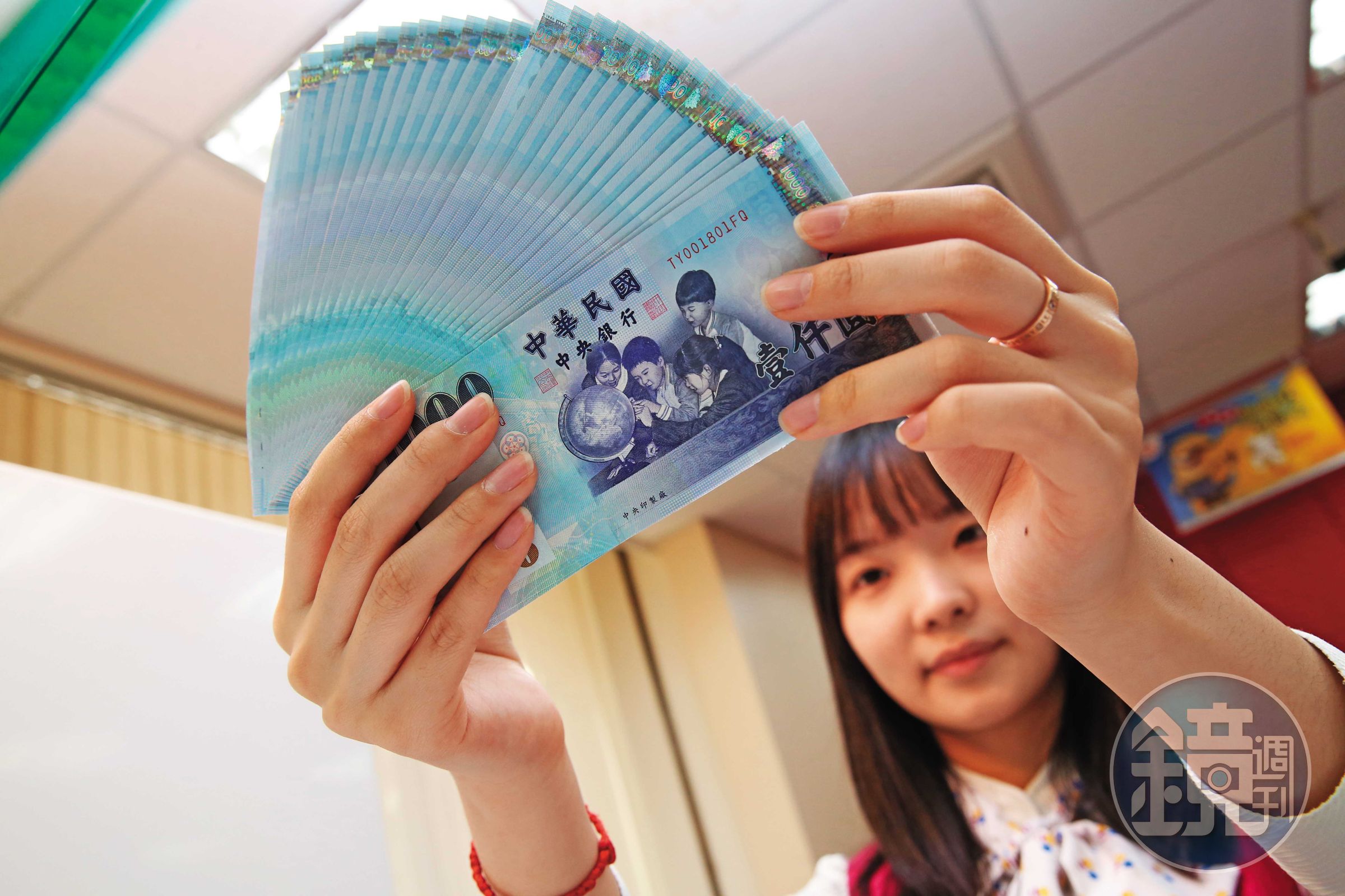 2024年台幣趨貶，民眾不再將台幣大量換成美元，台灣錢淹腳目，有利股市表現。