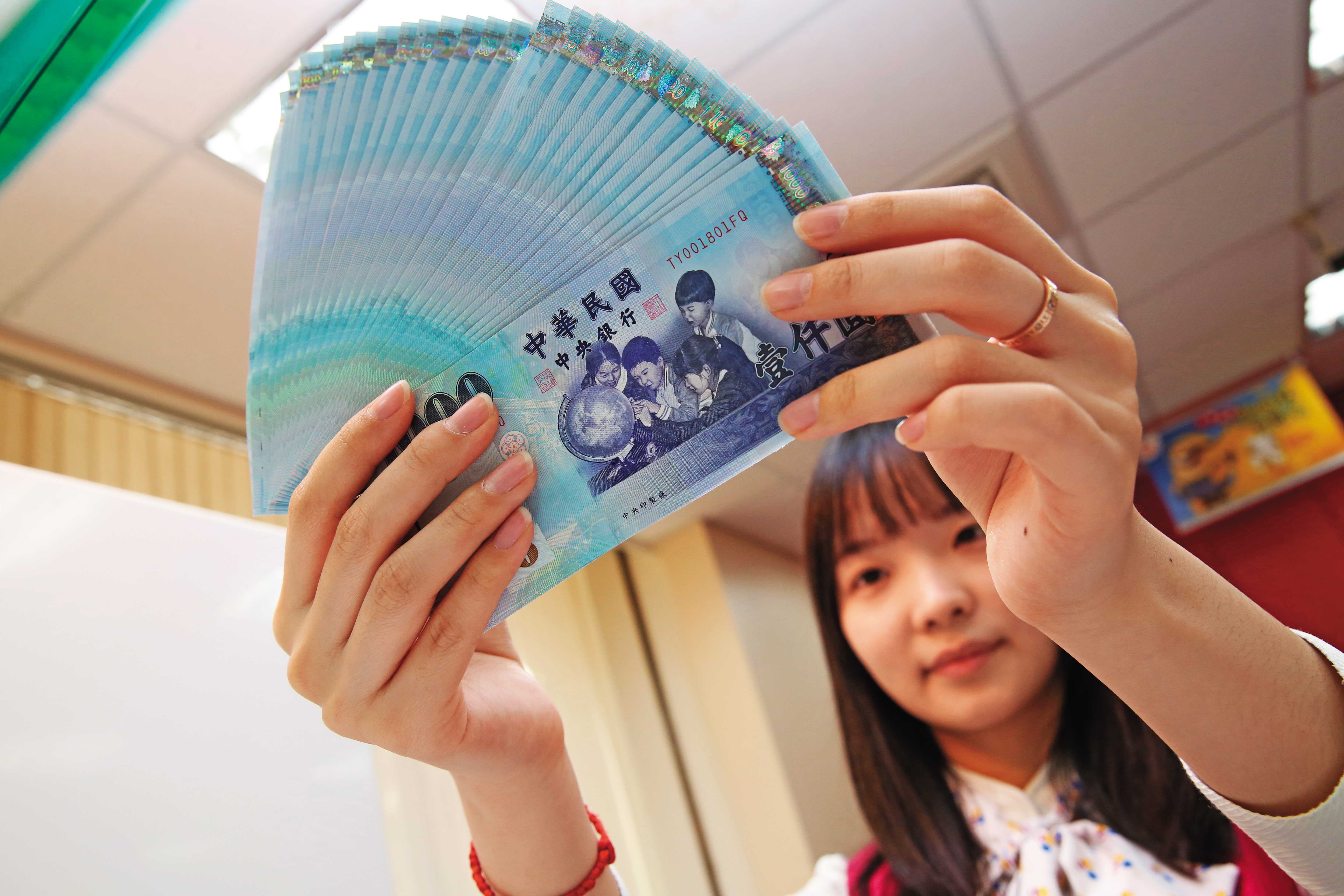 2024年台幣趨貶，民眾不再將台幣大量換成美元，台灣錢淹腳目，有利股市表現。
