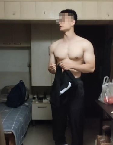 這些私密影片拍攝地點為一處簡陋的小房間，房內擺設固定，場景一致，應是「阿紅」租屋處。（翻攝畫面）