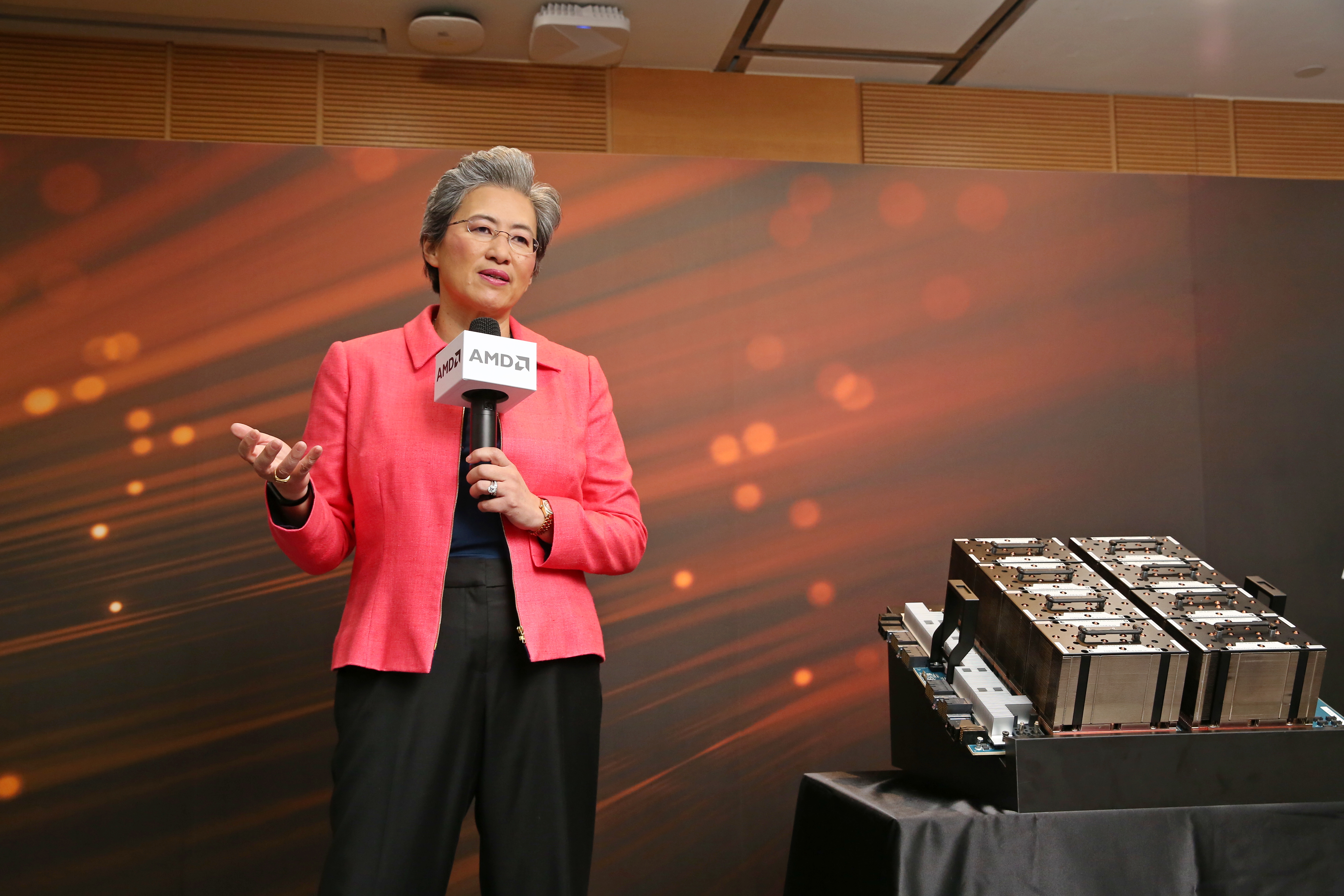 AMD董事長暨執行長蘇姿丰在COMPUTEX 2024首場主題演講，展示AMD在AI晶片市場的產品布局。