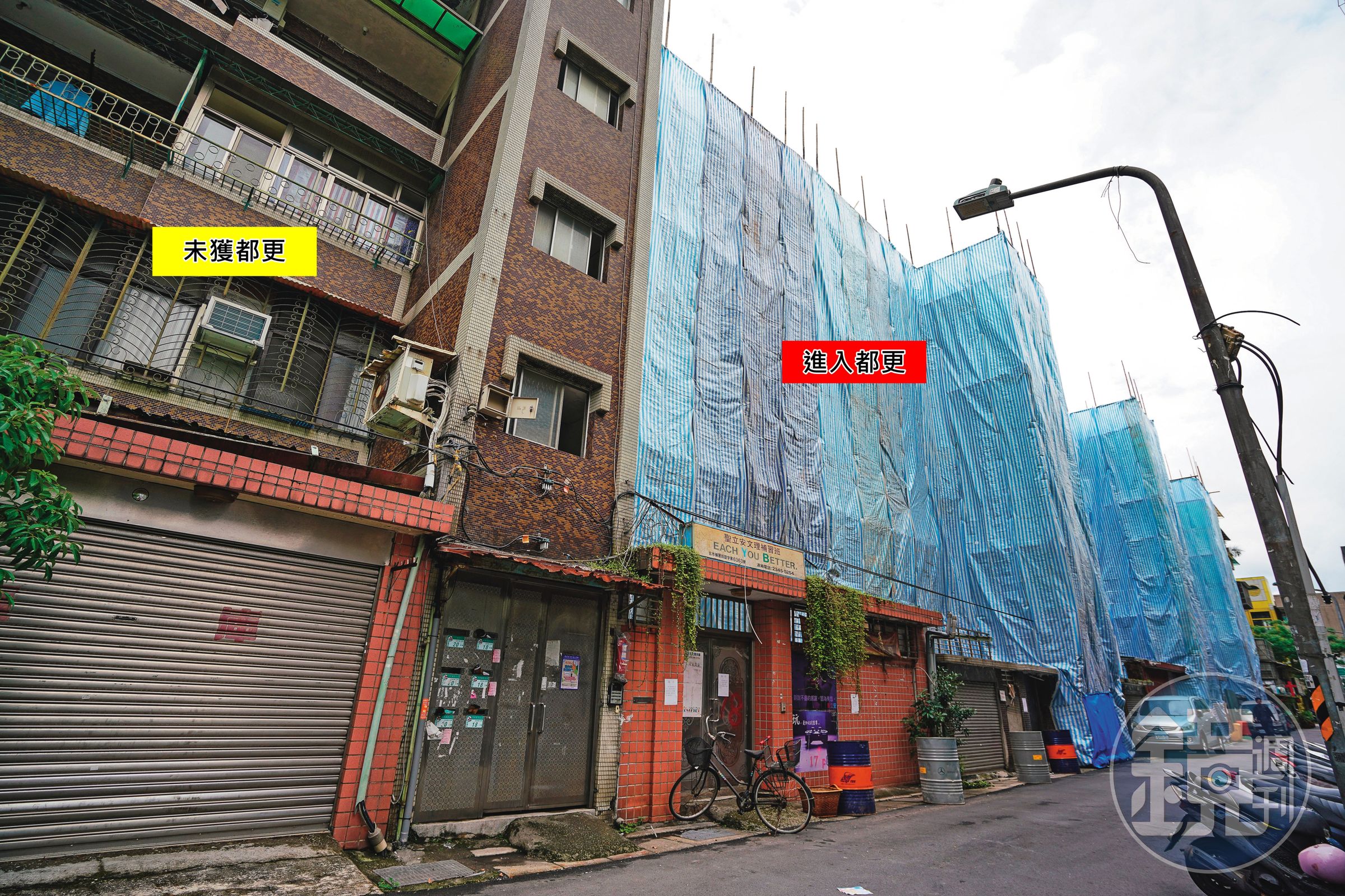 本刊調查,北市信義區黃金地段一連棟公寓有一半被劃定在都更之外,要從公寓梯間(虛線部分)一分為二,引發地主狀告北市府。