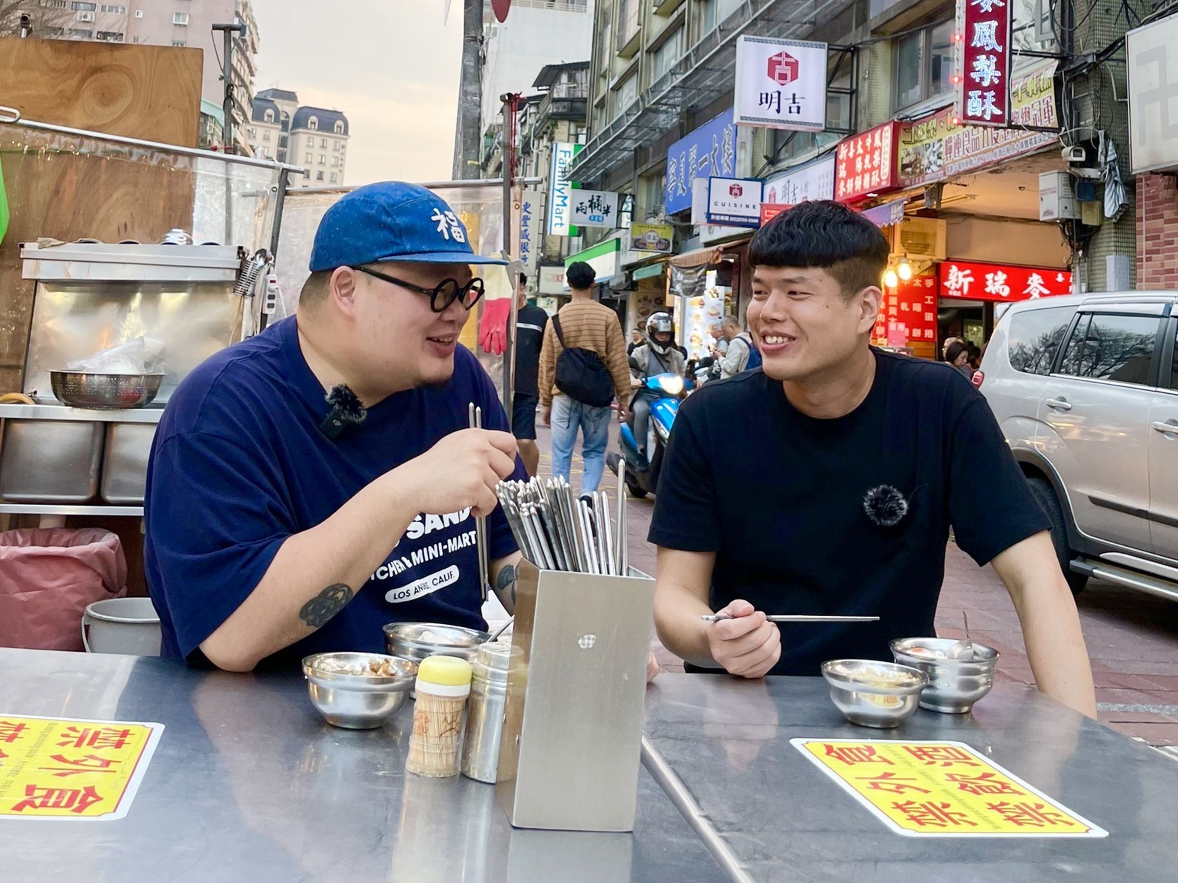 主廚Nobu（圖左）帶著同樣愛吃滷肉飯的記者梁孝傑（圖右），品嘗他的愛店清單。