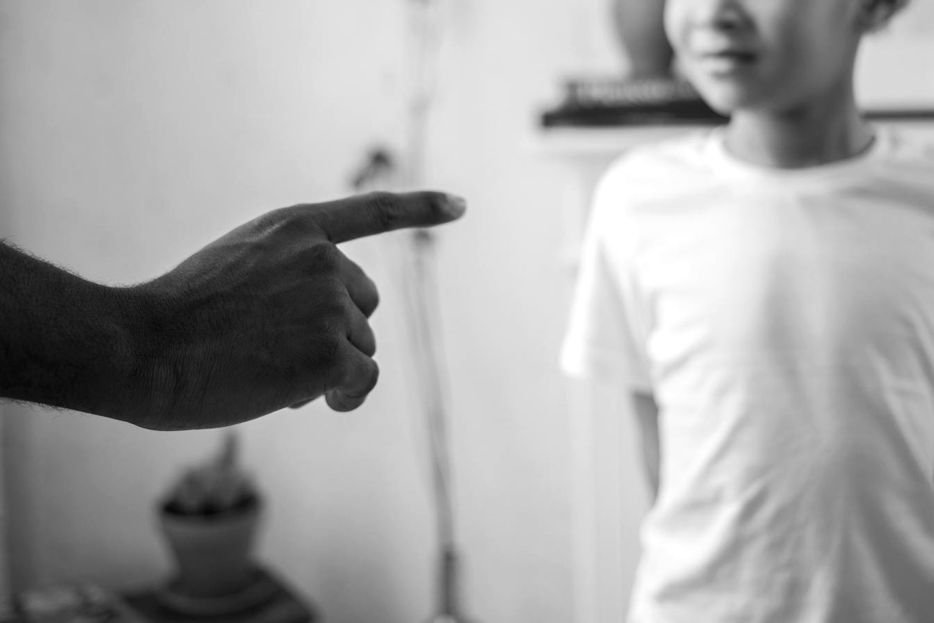 桃園發生一起不當管教案件，男童被父親逼迫脫光趕出家門罰站。（示意圖，Pexels）