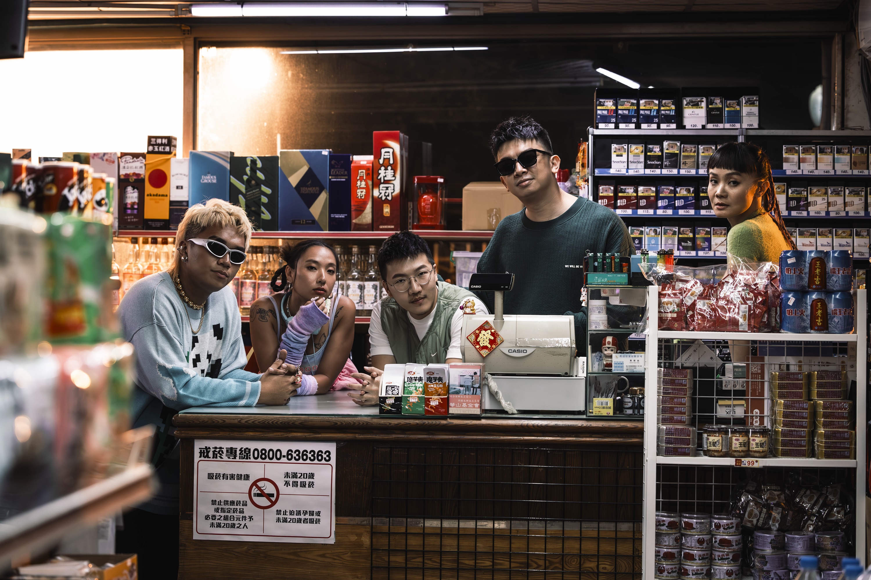 阿跨面、李雪、青虫主唱吉尼、貝斯手郭宏、吉他手Alan合作新曲。（青虫aoi提供）