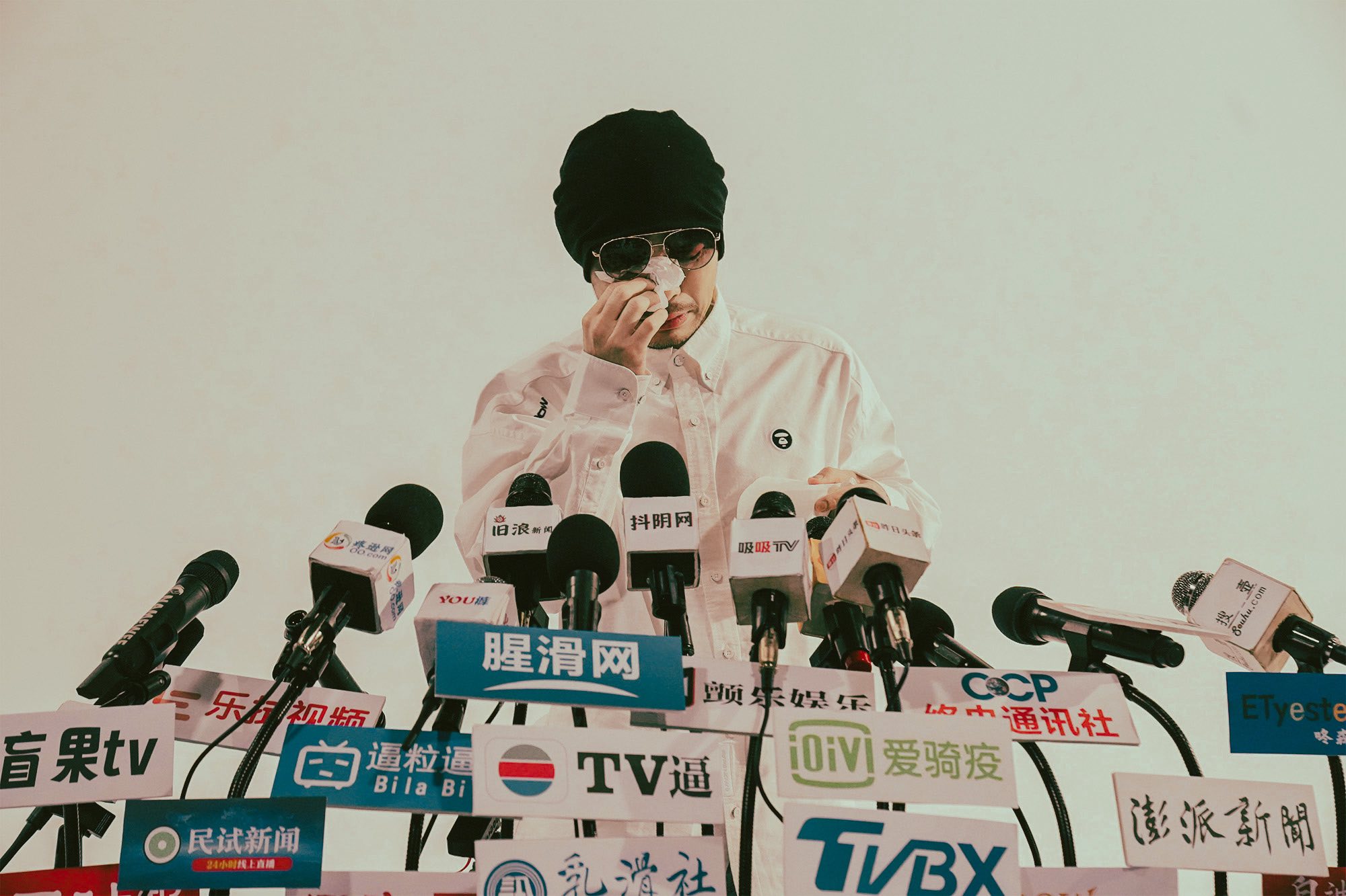 黃明志因捲入命案，因行蹤成謎，被大馬警方通緝；圖為黃明志過往MV片段畫面。（翻攝自臉書@黃明志）