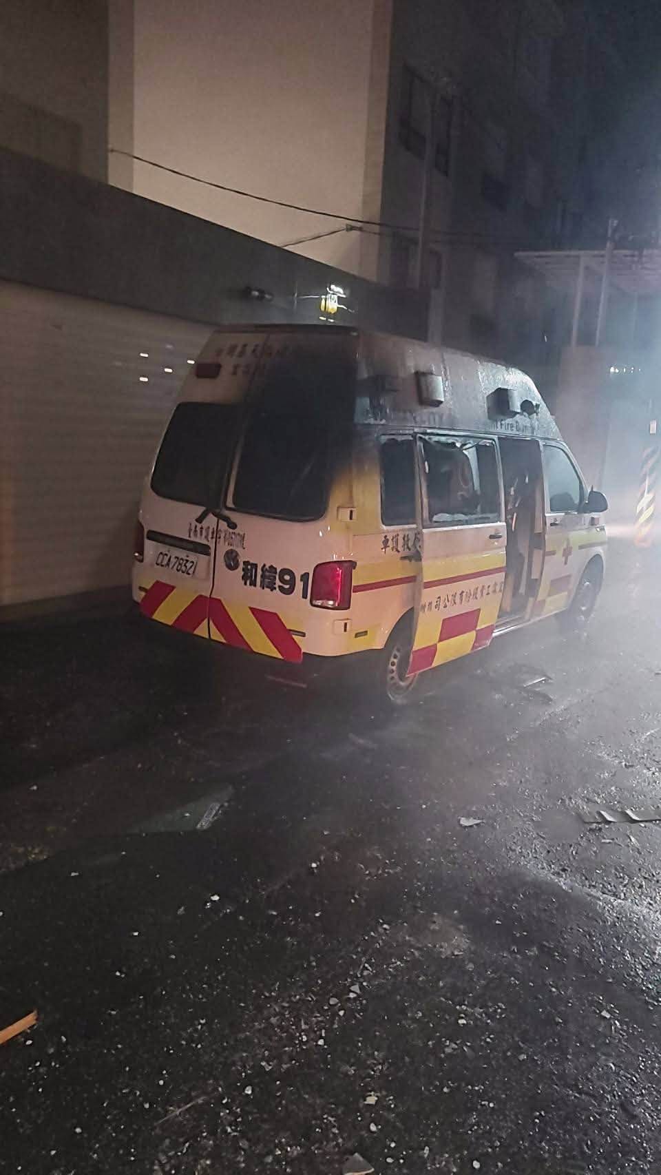 救護車遭爆炸波及，明顯毀損。（翻攝童小芸臉書）