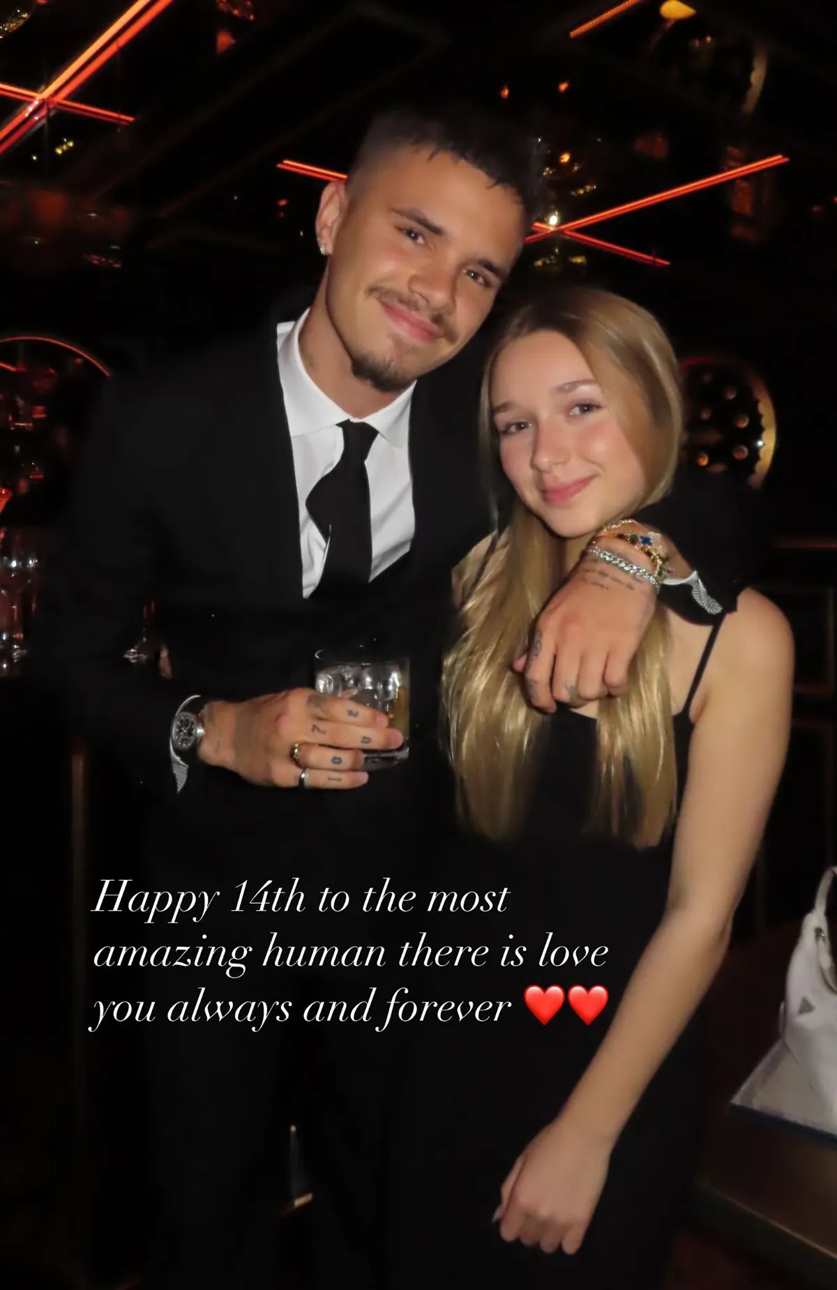 羅密歐(左)祝妹妹哈珀生日快樂。(翻攝Romeo Beckham IG)