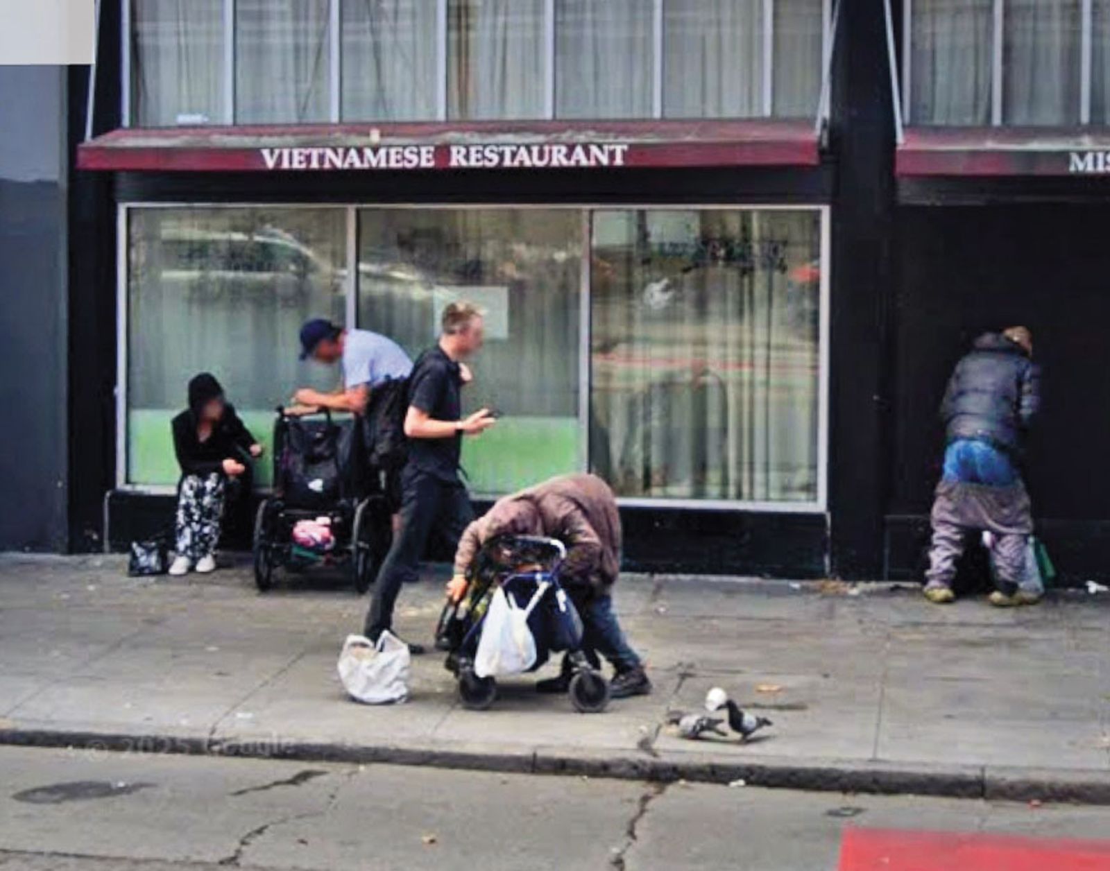 美國舊金山街頭出現不少吸毒的半折人宛如喪屍，顯見毒品氾濫問題嚴重。（翻攝GoogleMaps）