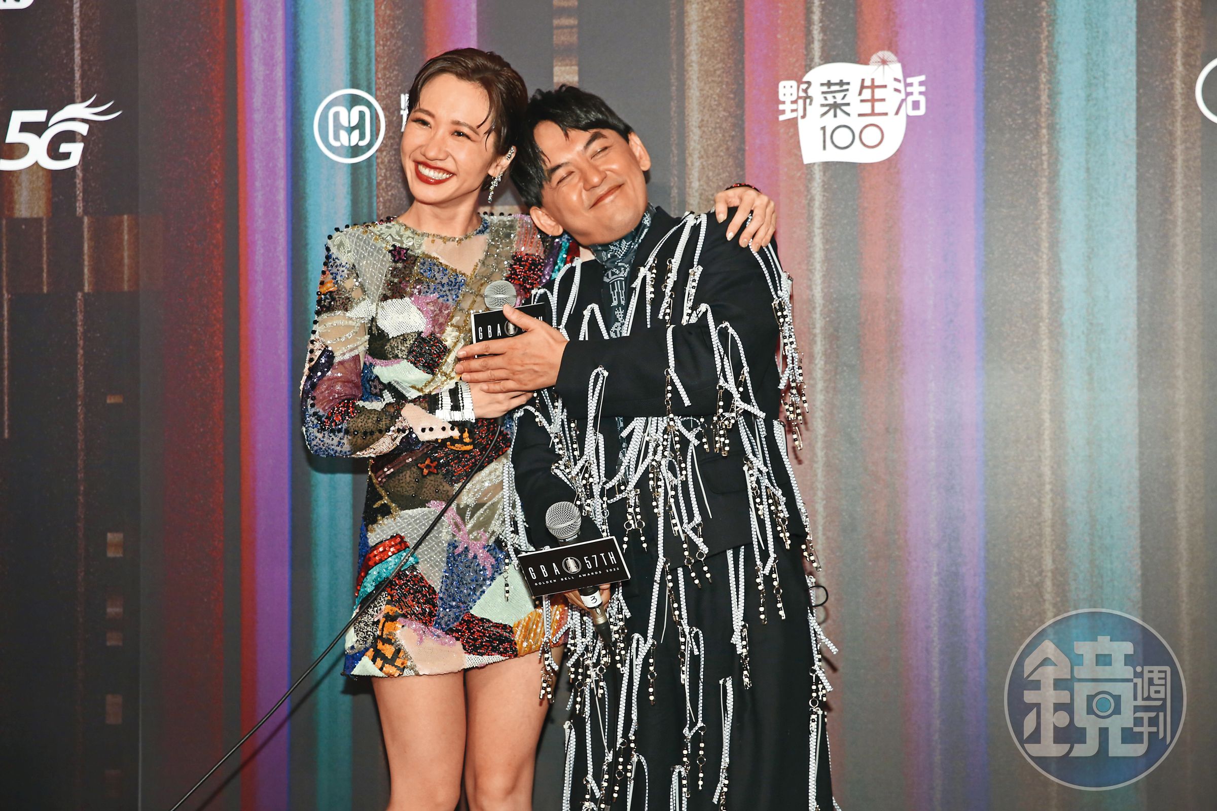 Lulu(左)和黃子佼(右)主持《婚禮歌手》,讓她打破七連槓紀錄,獲得金鐘獎綜藝節目主持人獎。