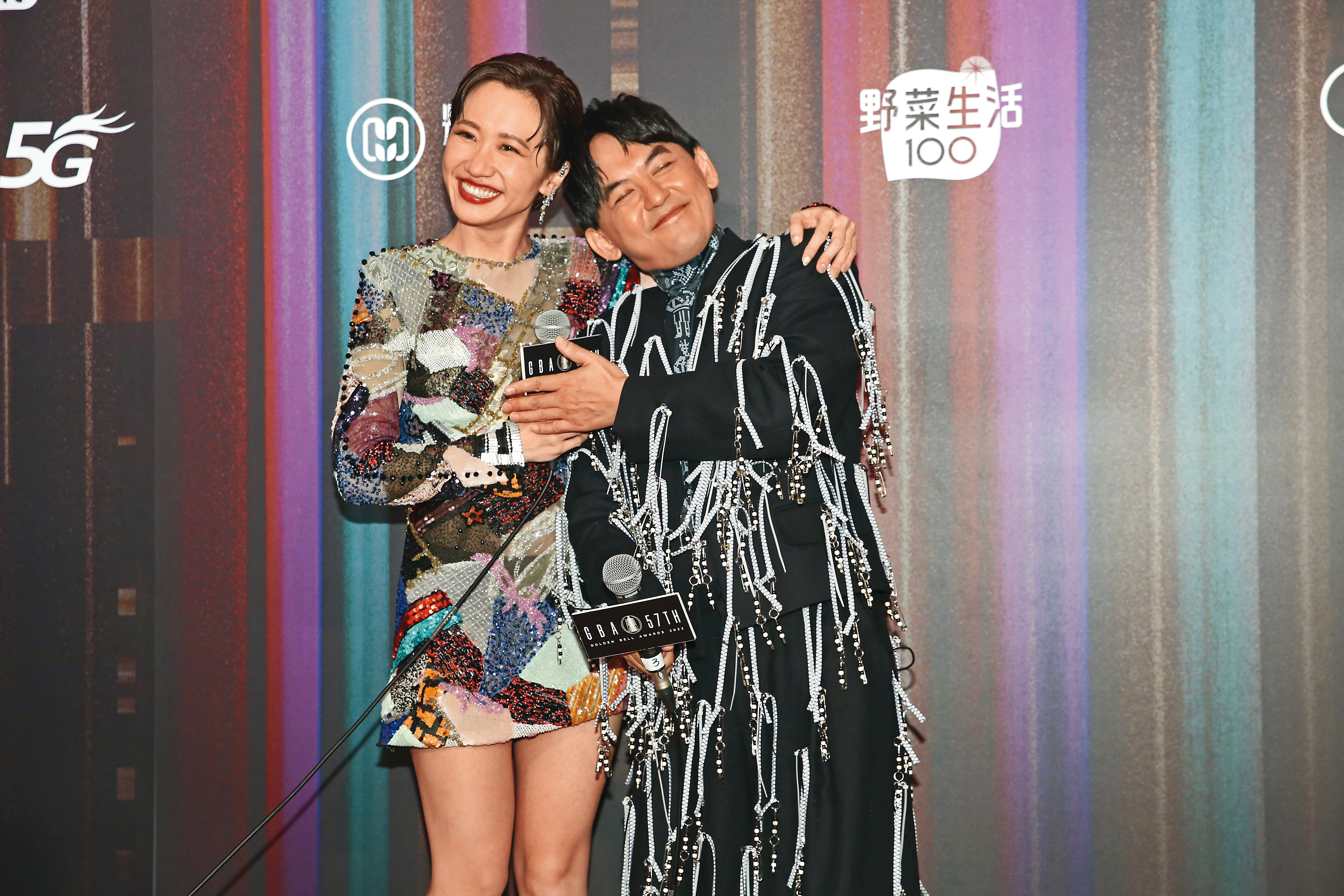 Lulu（左）和黃子佼（右）主持《婚禮歌手》，讓她打破七連槓紀錄，獲得金鐘獎綜藝節目主持人獎。