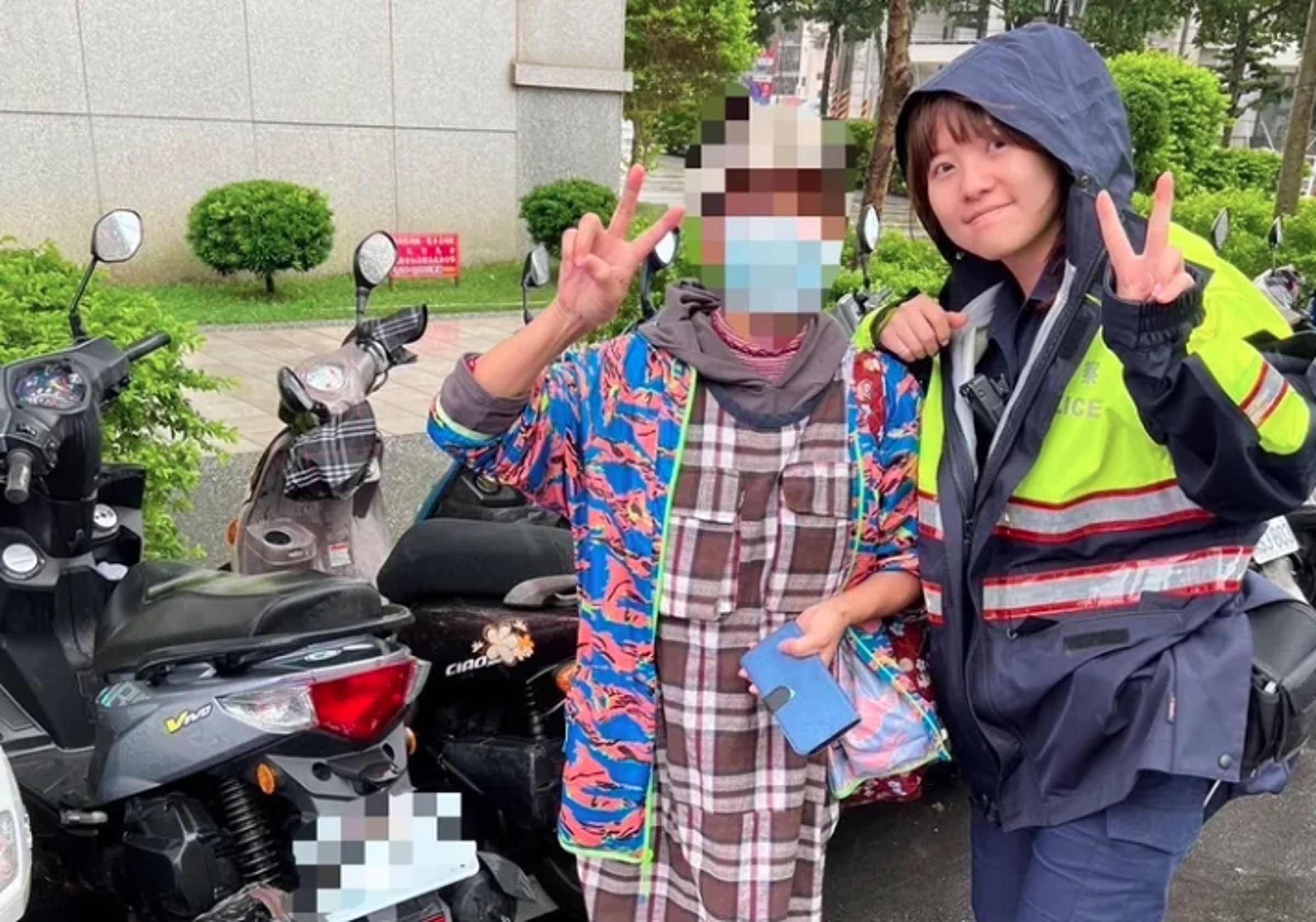 一名婦人在楊梅火車站一直找不到自己的機車，驚慌報警。（楊梅警分局提供）