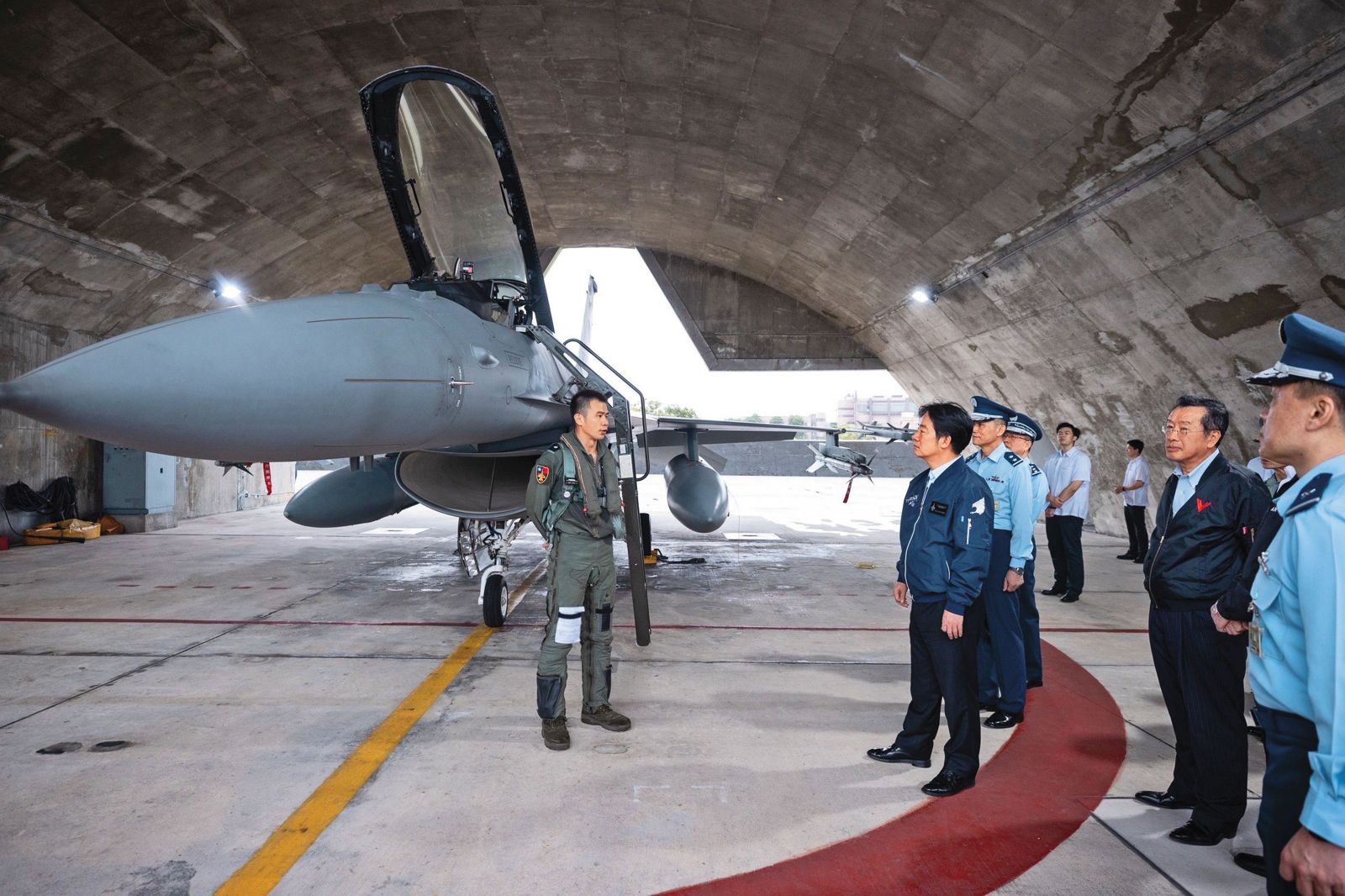 總統賴清德曾參訪花蓮佳山空軍基地,聽取飛官對戰機進行簡報。(翻攝總統府flickr)