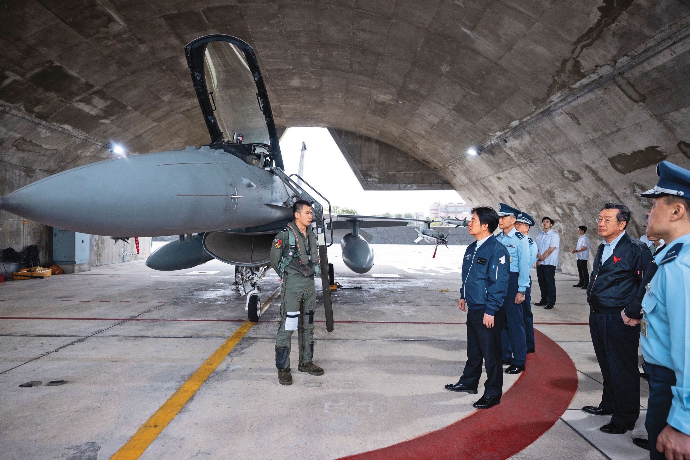 總統賴清德曾參訪花蓮佳山空軍基地,聽取飛官對戰機進行簡報。(翻攝總統府flickr)