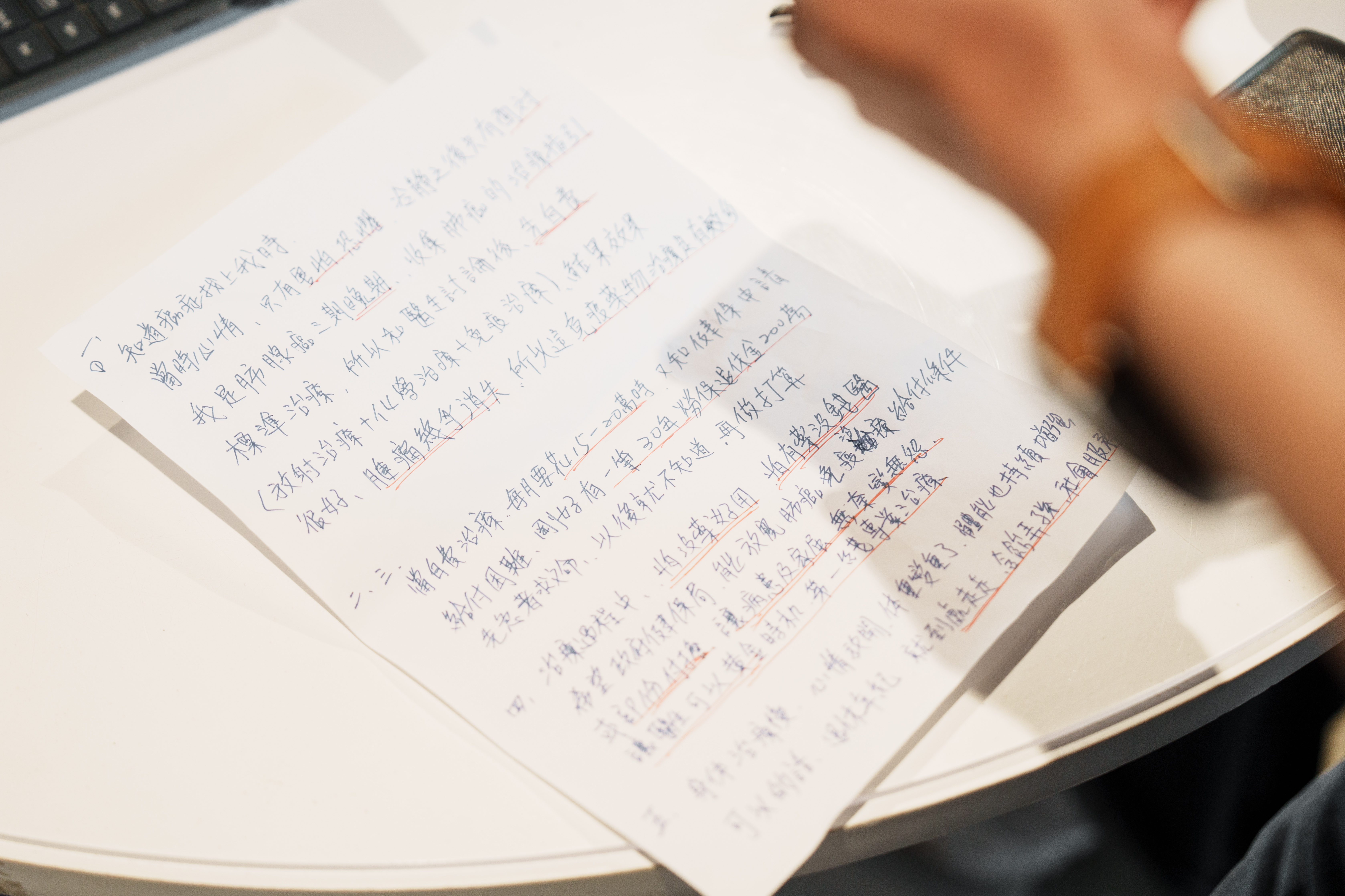 陳大哥擔心傳達不清楚，受訪前一日還特別替癌友們寫下訴求。