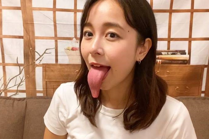 提到Michaela，許多觀眾第一反應就是她那令人印象深刻的「特異功能」。（翻攝自佐藤ミケーラ倭子YT）