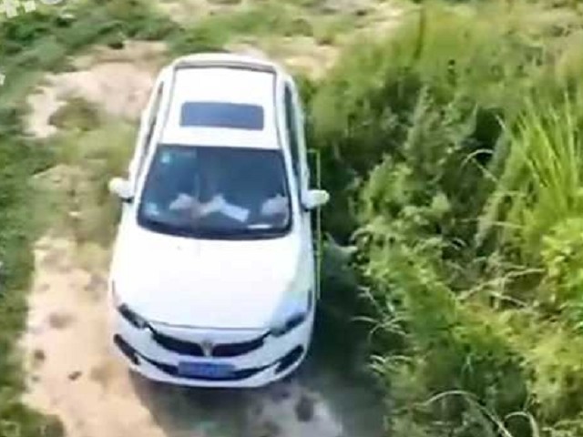 他玩無人機，意外拍到野外車震！網歪樓大讚男主角帥爆。（翻自《吃瓜網》）