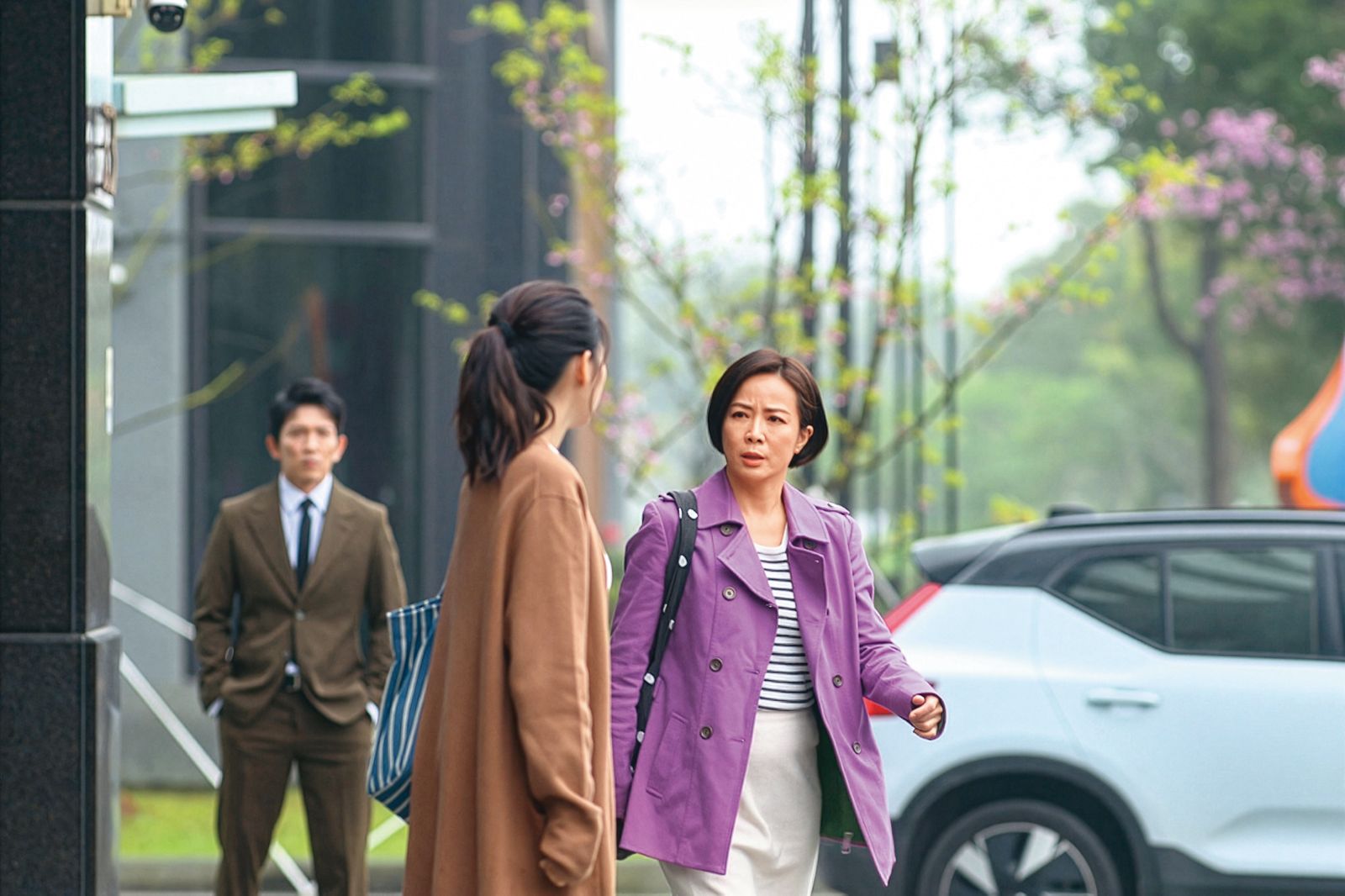 陳仙梅（右）近期在8點檔一改悲情形象，演出因不滿被公婆偏心對待而反擊的逆媳。（民視提供）