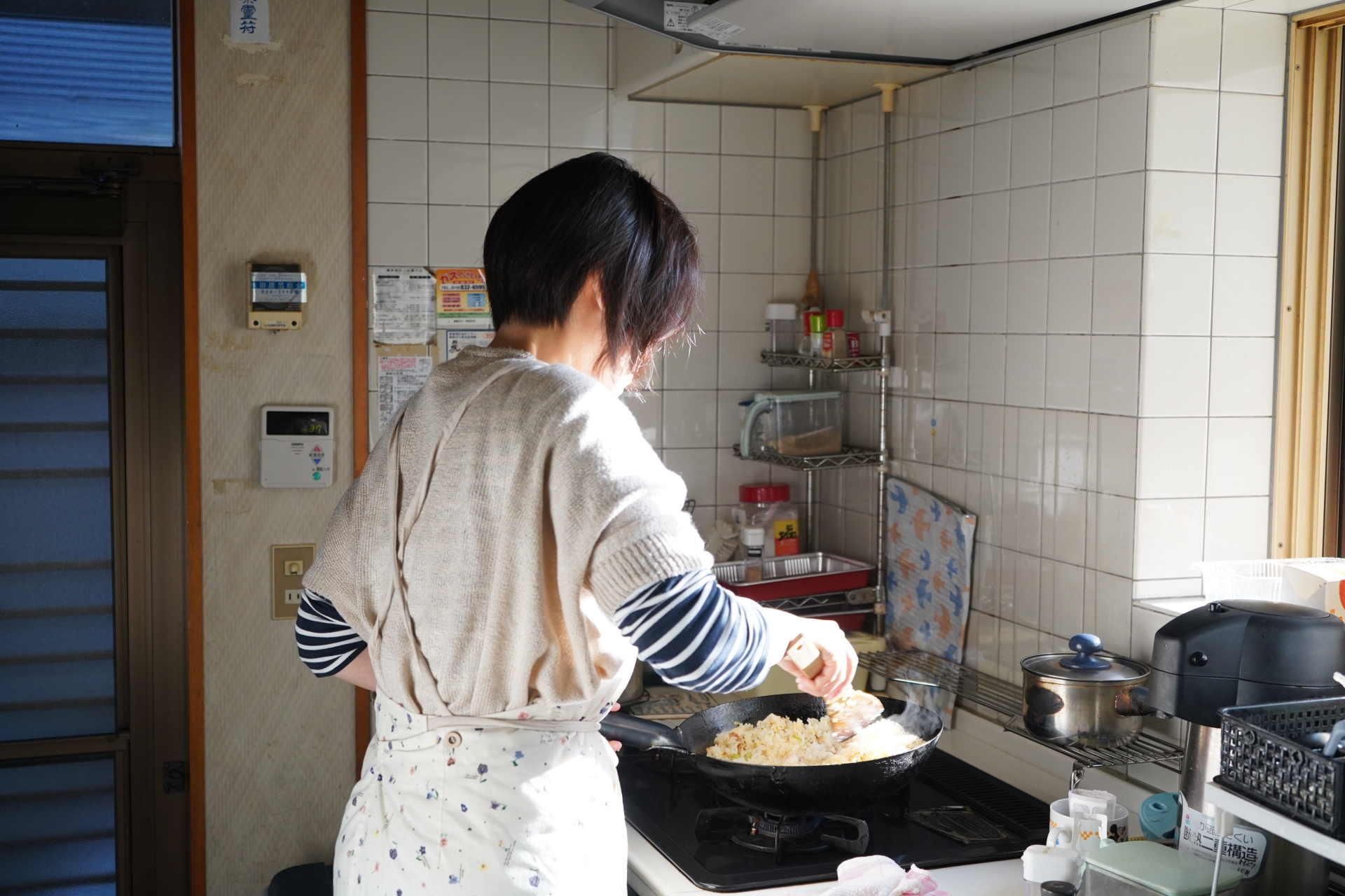一名日本家庭主婦因丈夫不准她工作，但丈夫給的生活費又不夠，開始賣自己的二手內衣褲賺錢。（示意圖，photoAC）
