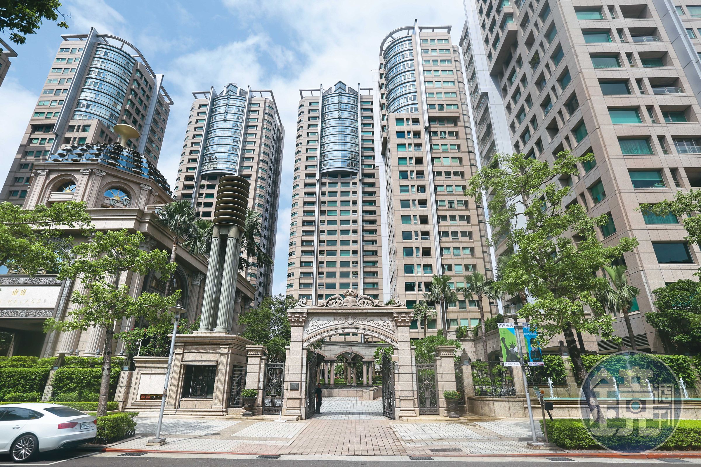 台灣知名豪宅、北市仁愛路上的「帝寶」出自宏泰集團。