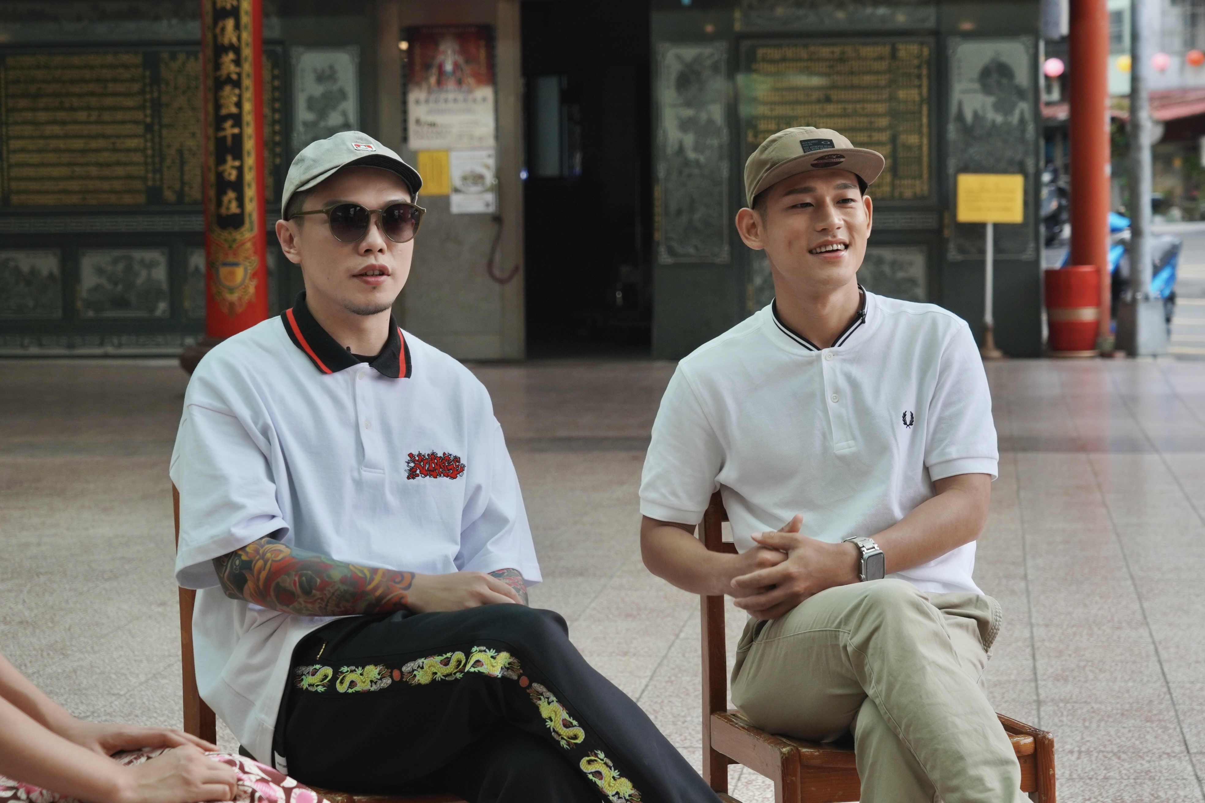 鍾愛宮廟文化的草屯囝仔，也製作了迷你節目《進香團》（左起：樞育、阿倉）。（宇宙信號提供）