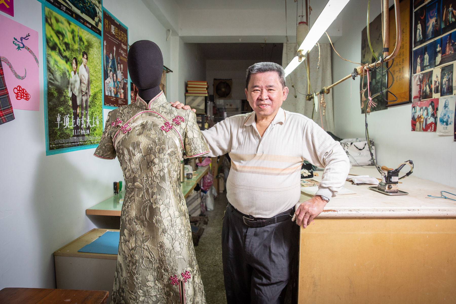 71歲的陳忠信製作旗袍近60年，經手上萬件旗袍。