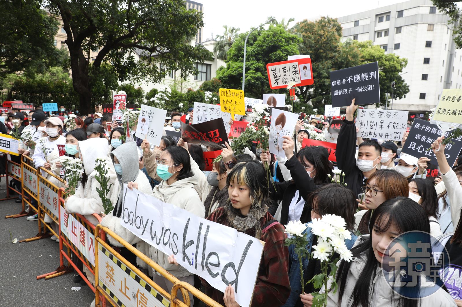 法院外聚集了近千人手持白菊花，怒吼「唯一死刑」，賈永婕也現身聲援。