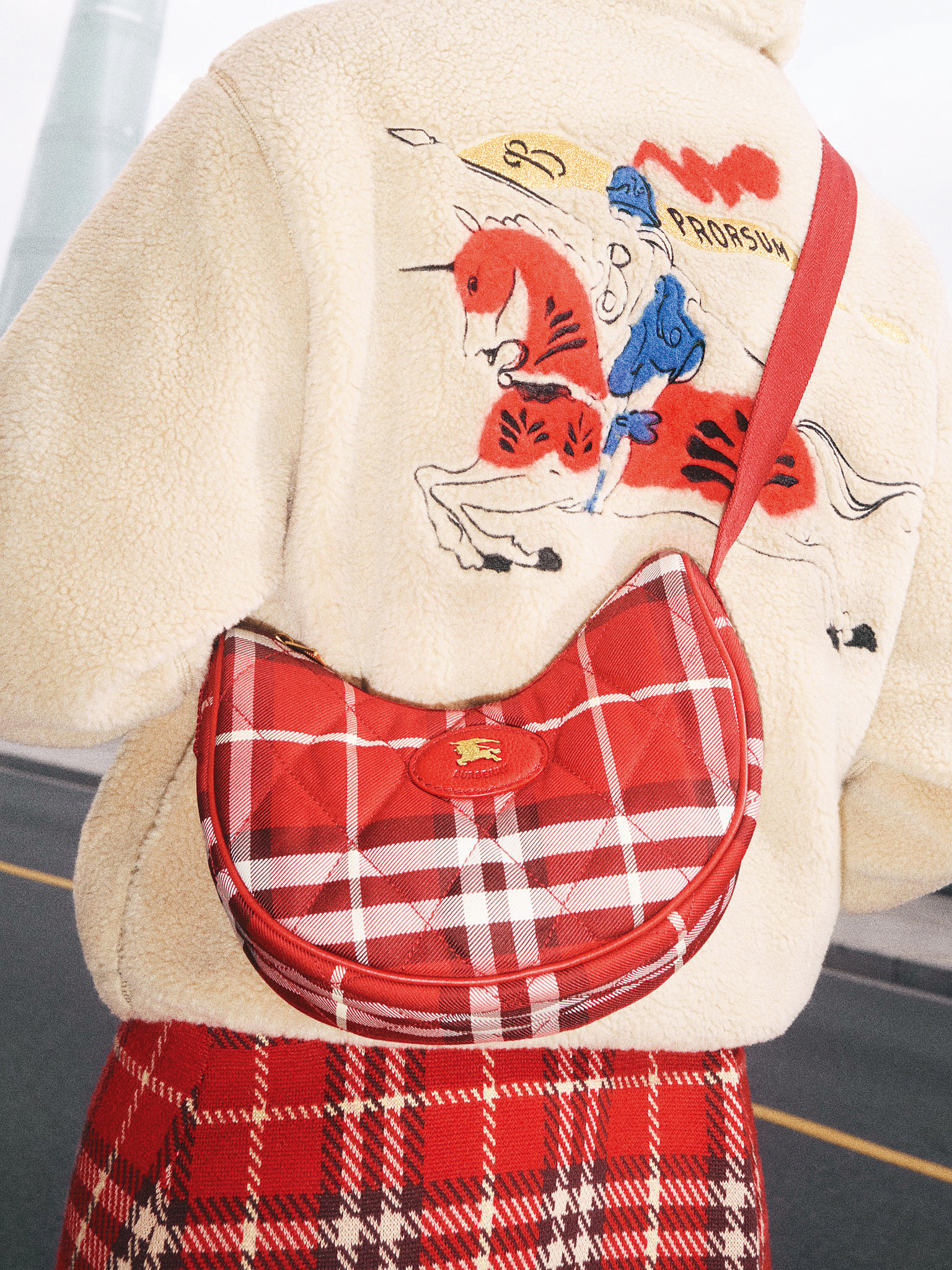 Horseshoe斜背包,經典格紋一秒認出。NT$39,900(翻攝自Burberry官網)