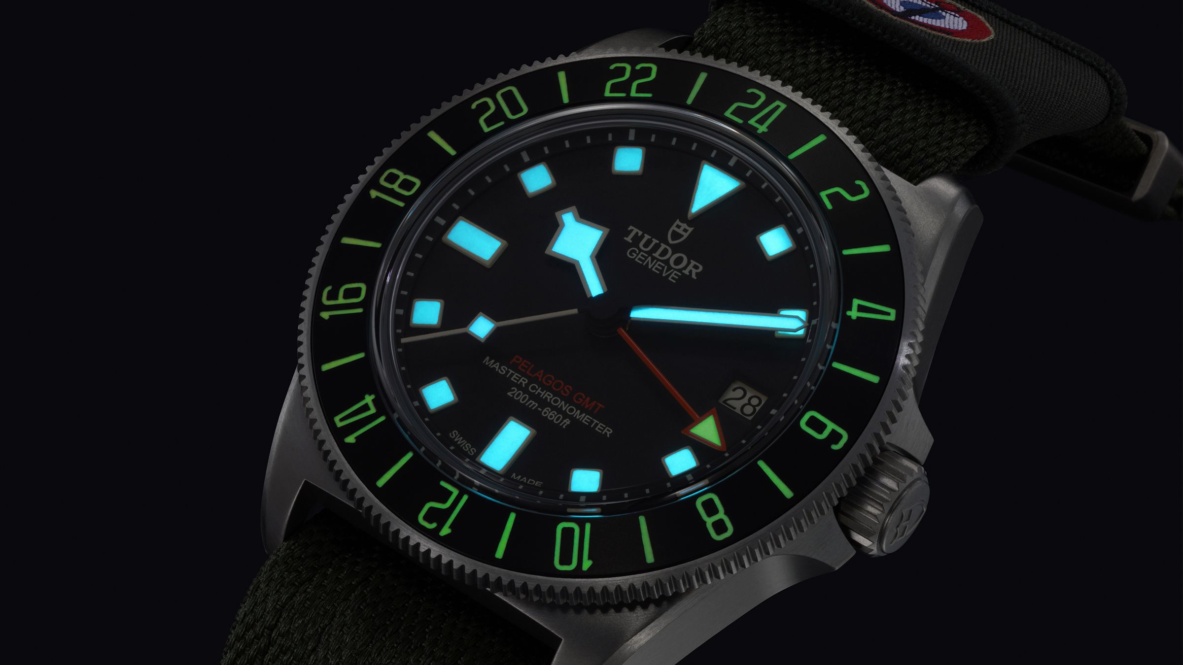 Pelagos FXD GMT分別以藍色和綠色的夜光，區隔本地時間、以及第二地和第三地時間的指示，一目瞭然的辨識很符合軍錶的設定。