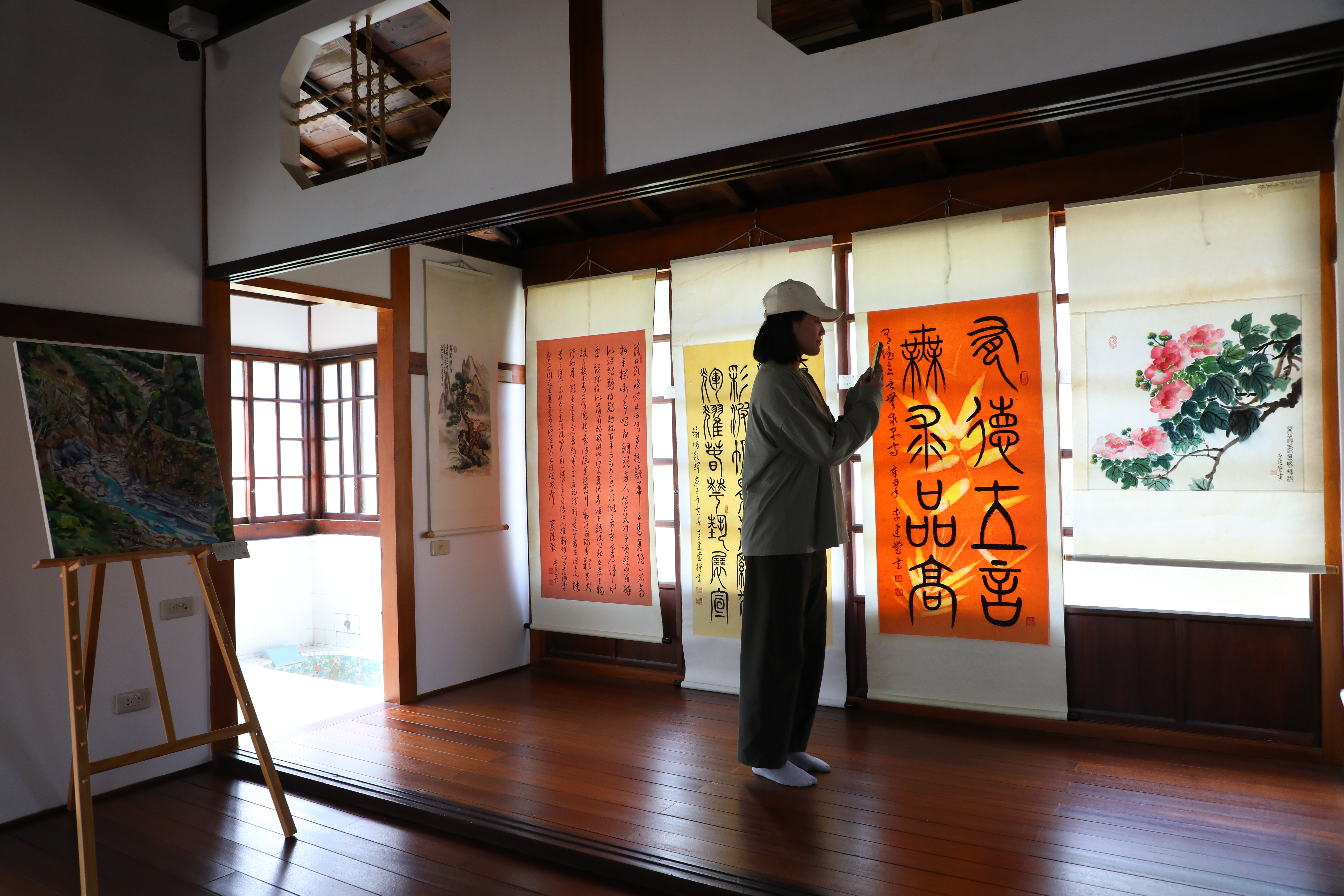 老屋整建完成後，將室內空間規劃成小型藝廊，不定期舉辦各類展覽。