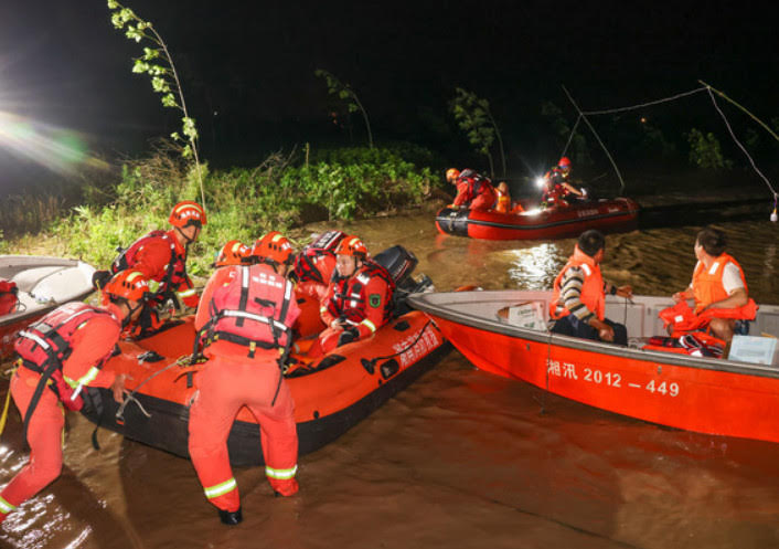 洞庭湖潰堤,官方出動救難人員地毯式搜索。(翻攝微博)