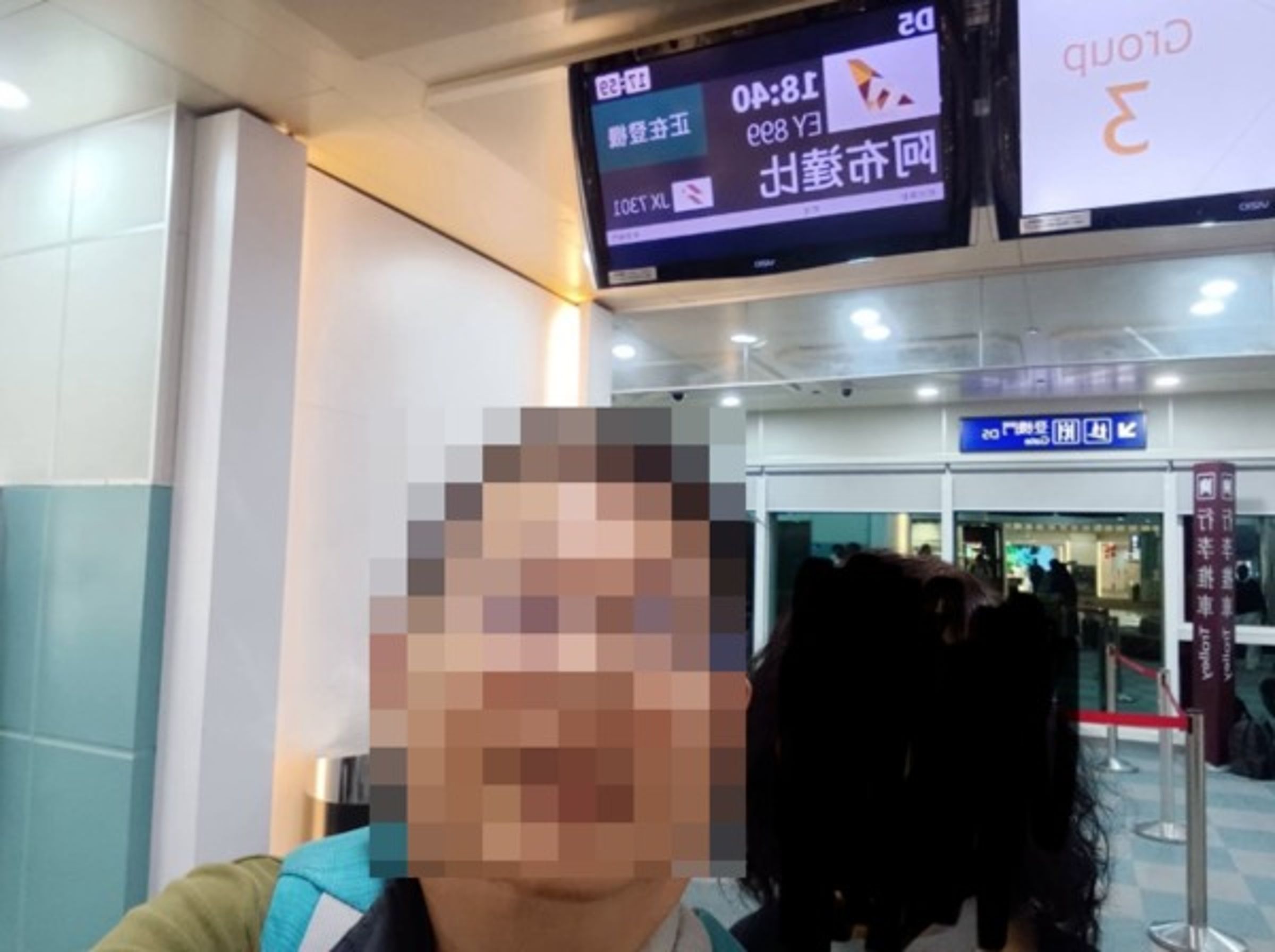 一名網友今(26日)透過PTT發文求助,稱父親赴中東旅遊轉機時,無故遭5名武裝人員帶走。(翻攝自PTT)