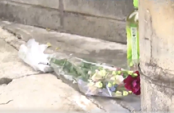 千葉老婦遭一名15歲少年無差別攻擊身亡，有學生到案發地點獻花悼念。（翻攝自X）