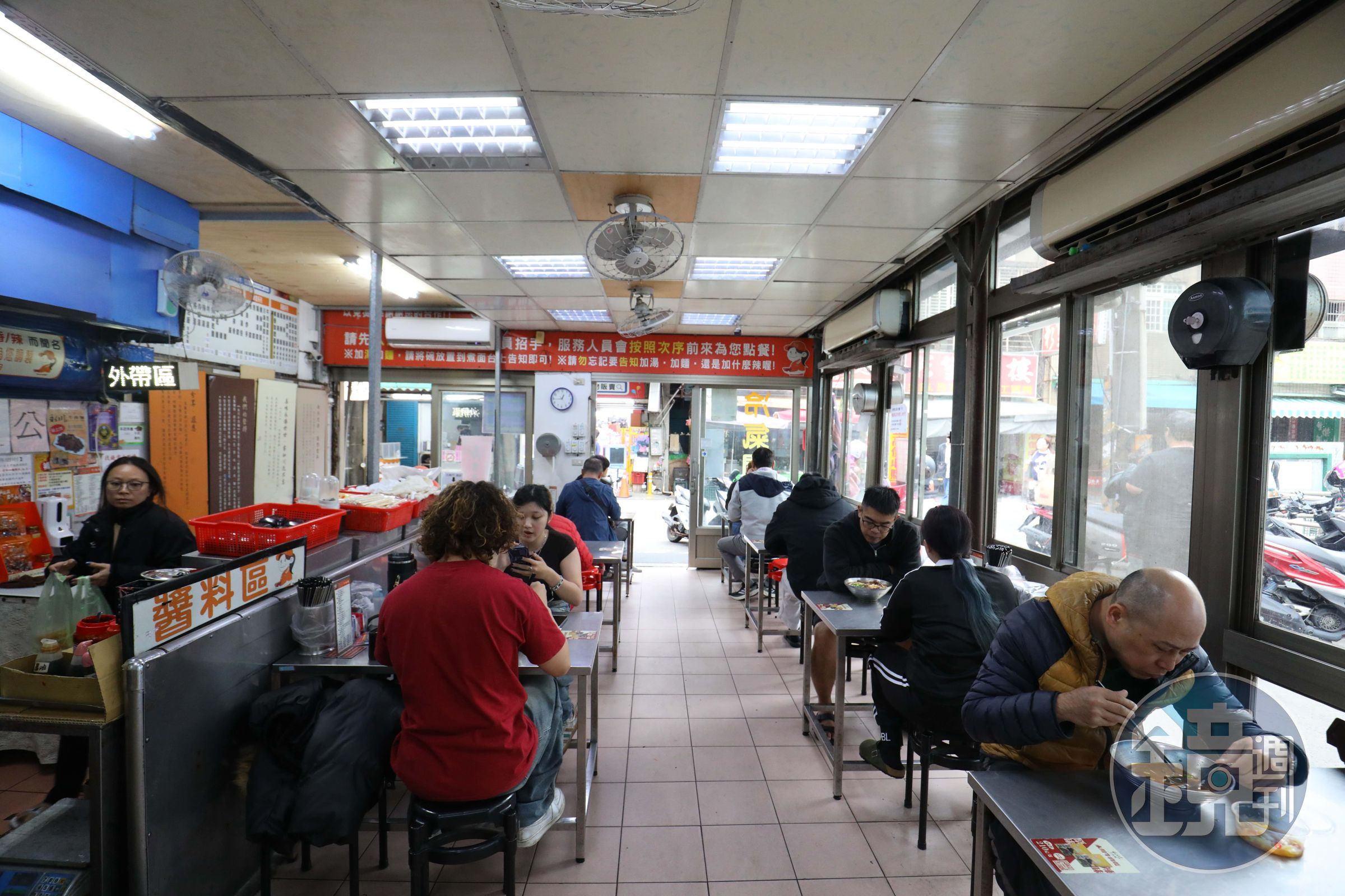 永川牛肉麵24小時全年無休,是中壢人深夜覓食、下班續攤的宵夜據點。