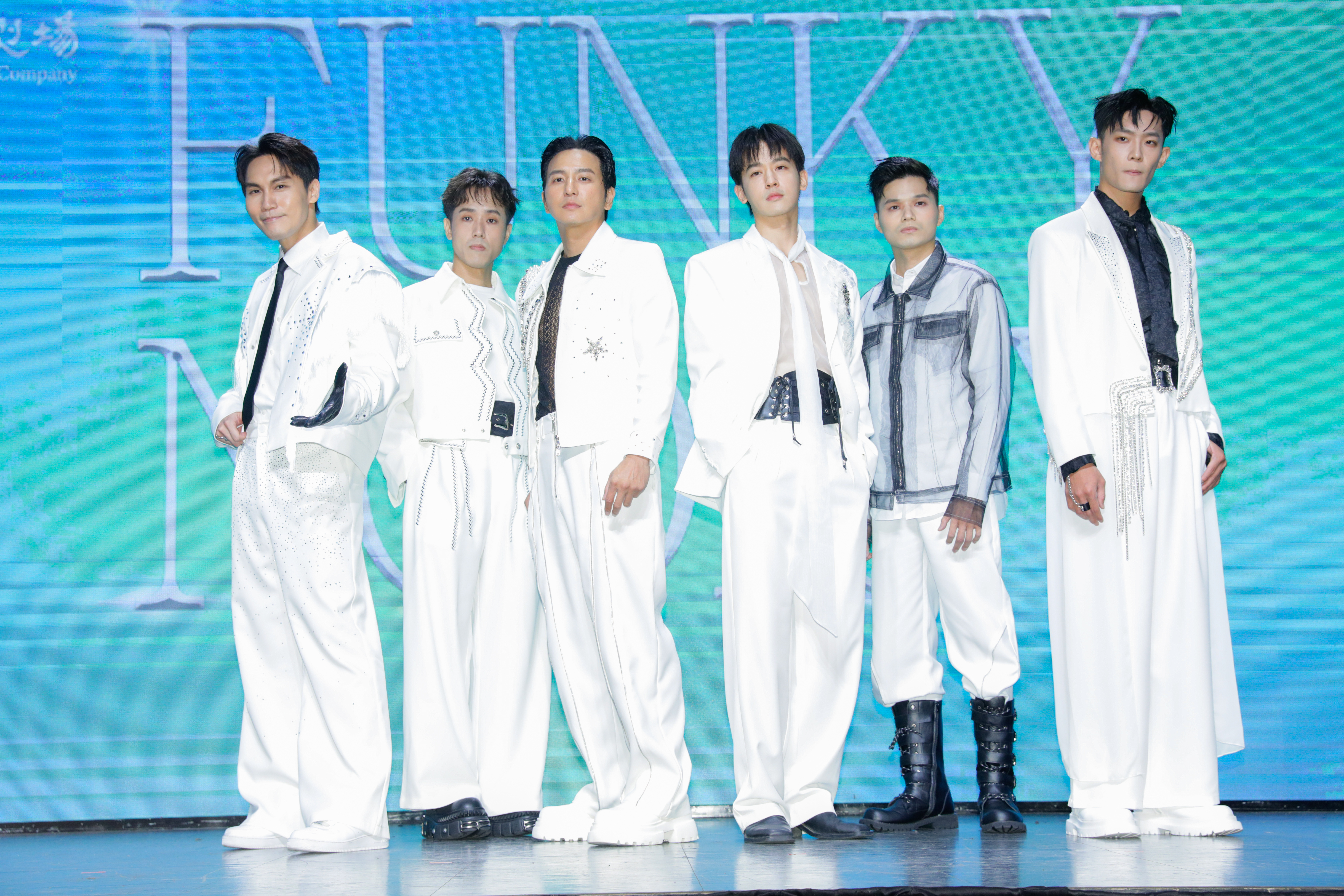 小樂吳思賢(右三)原訂演出音樂劇《Crash, Boom Boom Love!》,與周定緯(左起)、黃盛煜、楊奇煜、張宇勝和高胥崴組成男團「FUNKY NOiSY」,如今傳將退出陣容。