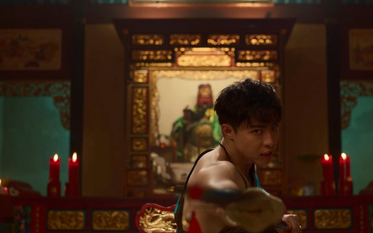 為求真實，宗子杰開拍前找師父請益驅魔，驚呼就像漫威電影中的「奇異博士」神奇。（威視電影提供）