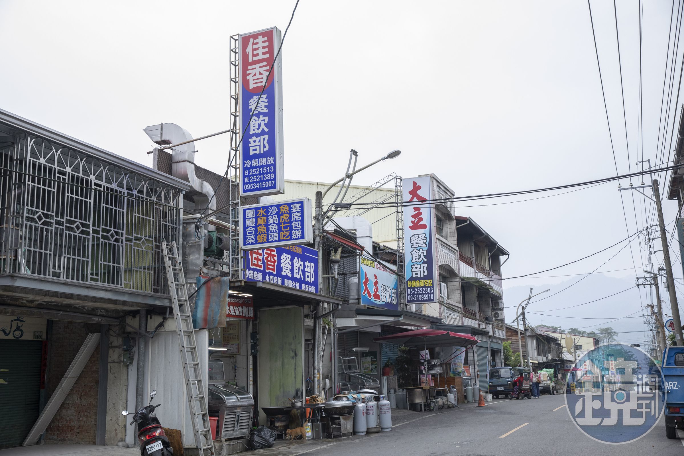 位在曾文水庫旁的大埔街上，短短一百多公尺內，就有四家賣砂鍋魚頭的餐廳，各家雖統一使用大頭鰱魚，但湯頭及配料都不一樣。
