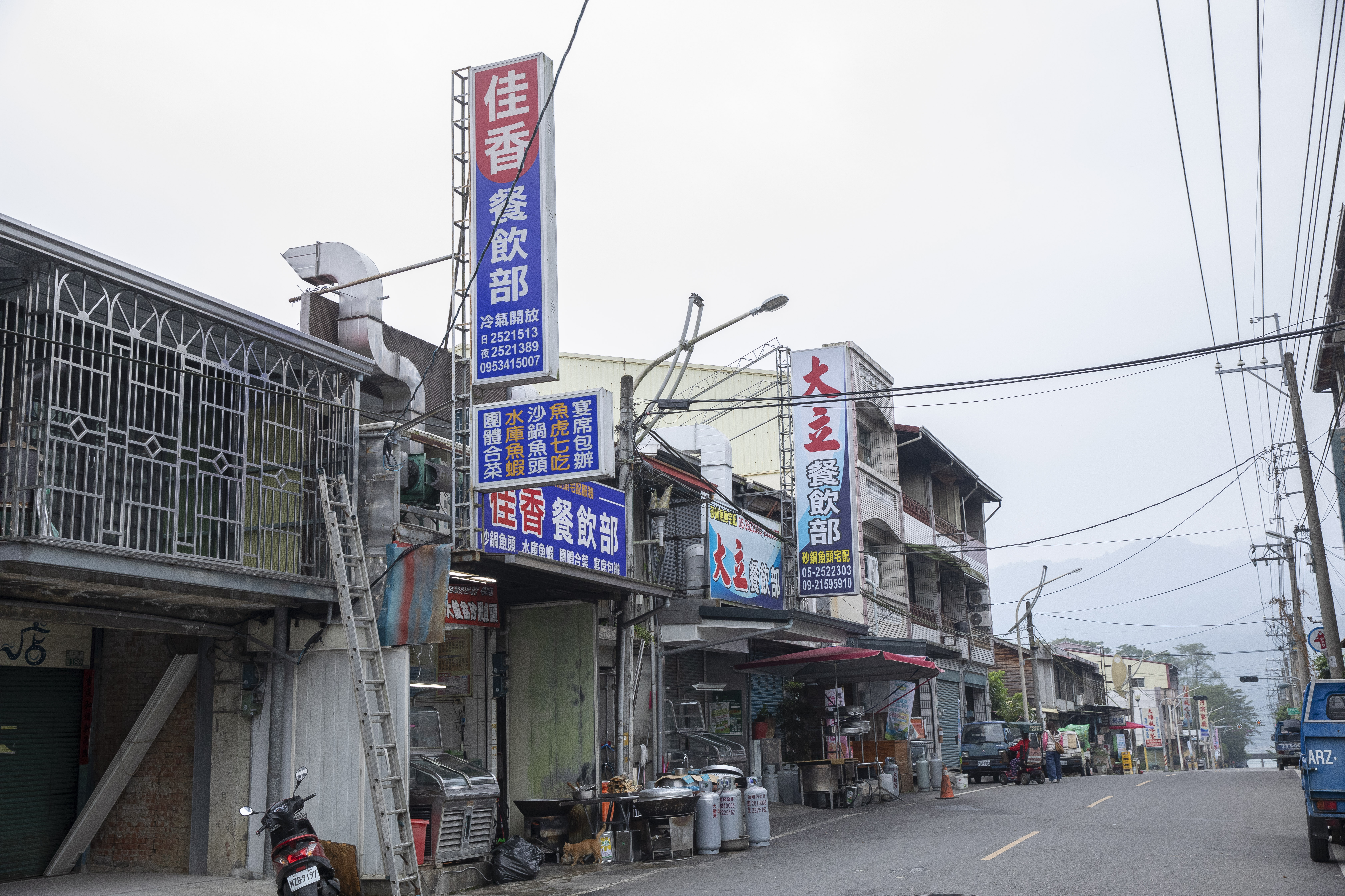 位在曾文水庫旁的大埔街上,短短一百多公尺內,就有四家賣砂鍋魚頭的餐廳,各家雖統一使用大頭鰱魚,但湯頭及配料都不一樣。